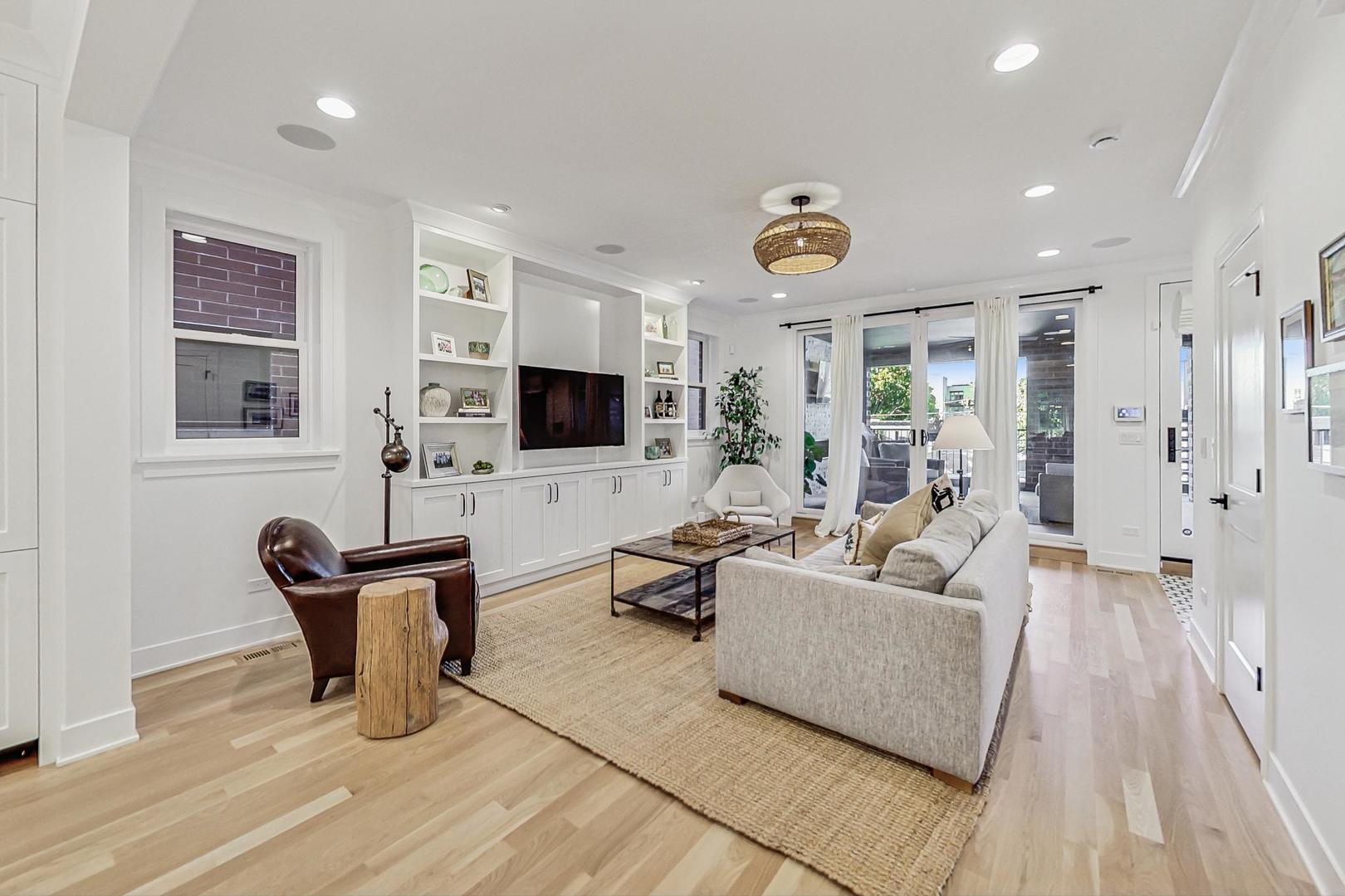 1462 W Byron Street Unit: PH