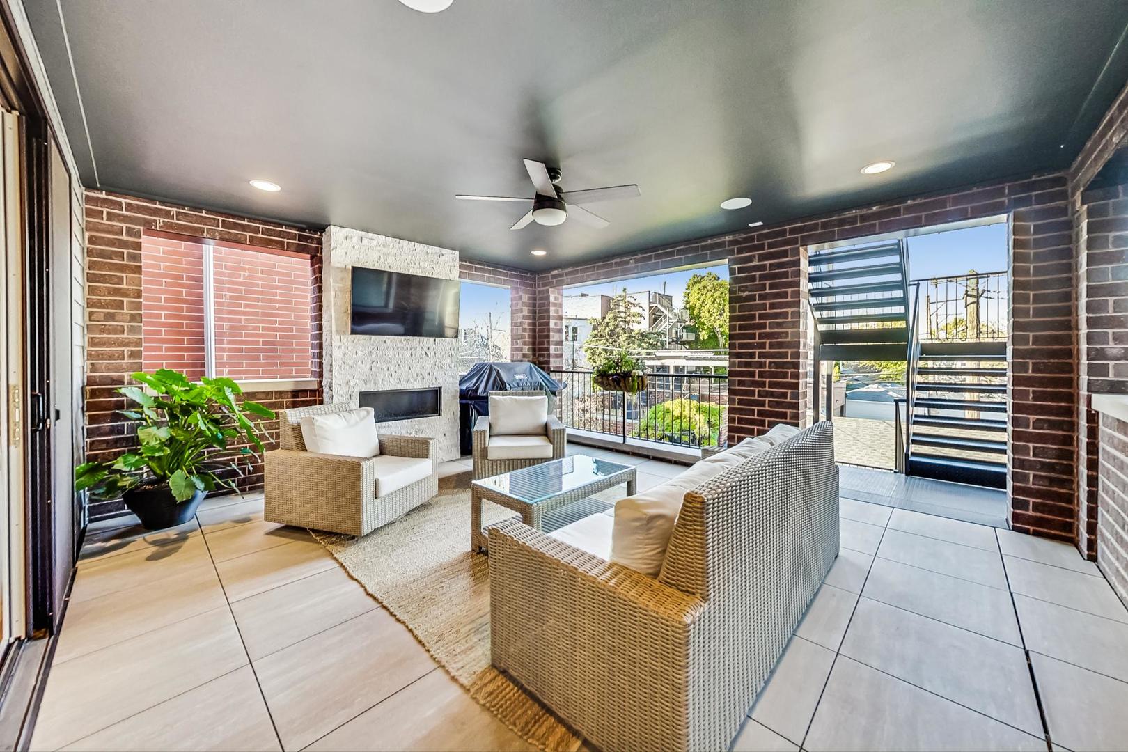 1462 W Byron Street Unit: PH