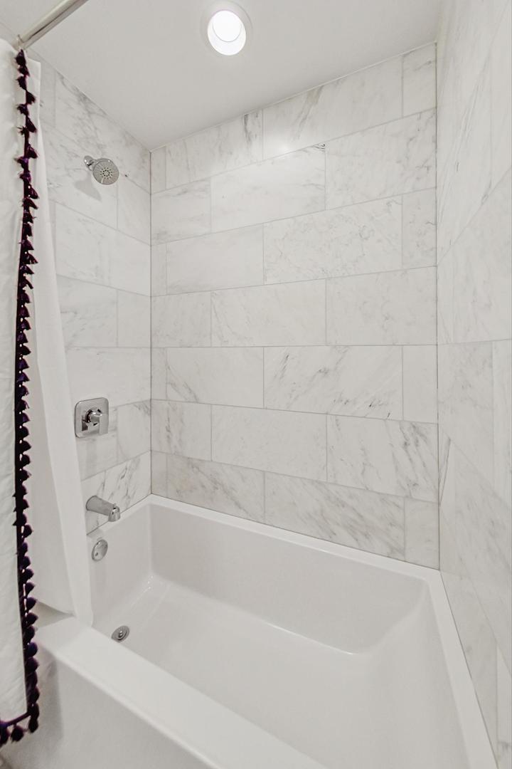 1462 W Byron Street Unit: PH