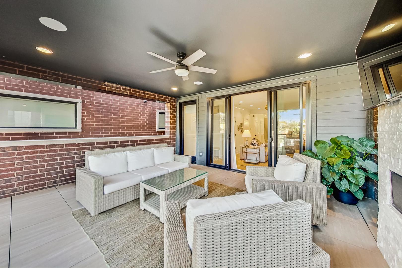 1462 W Byron Street Unit: PH