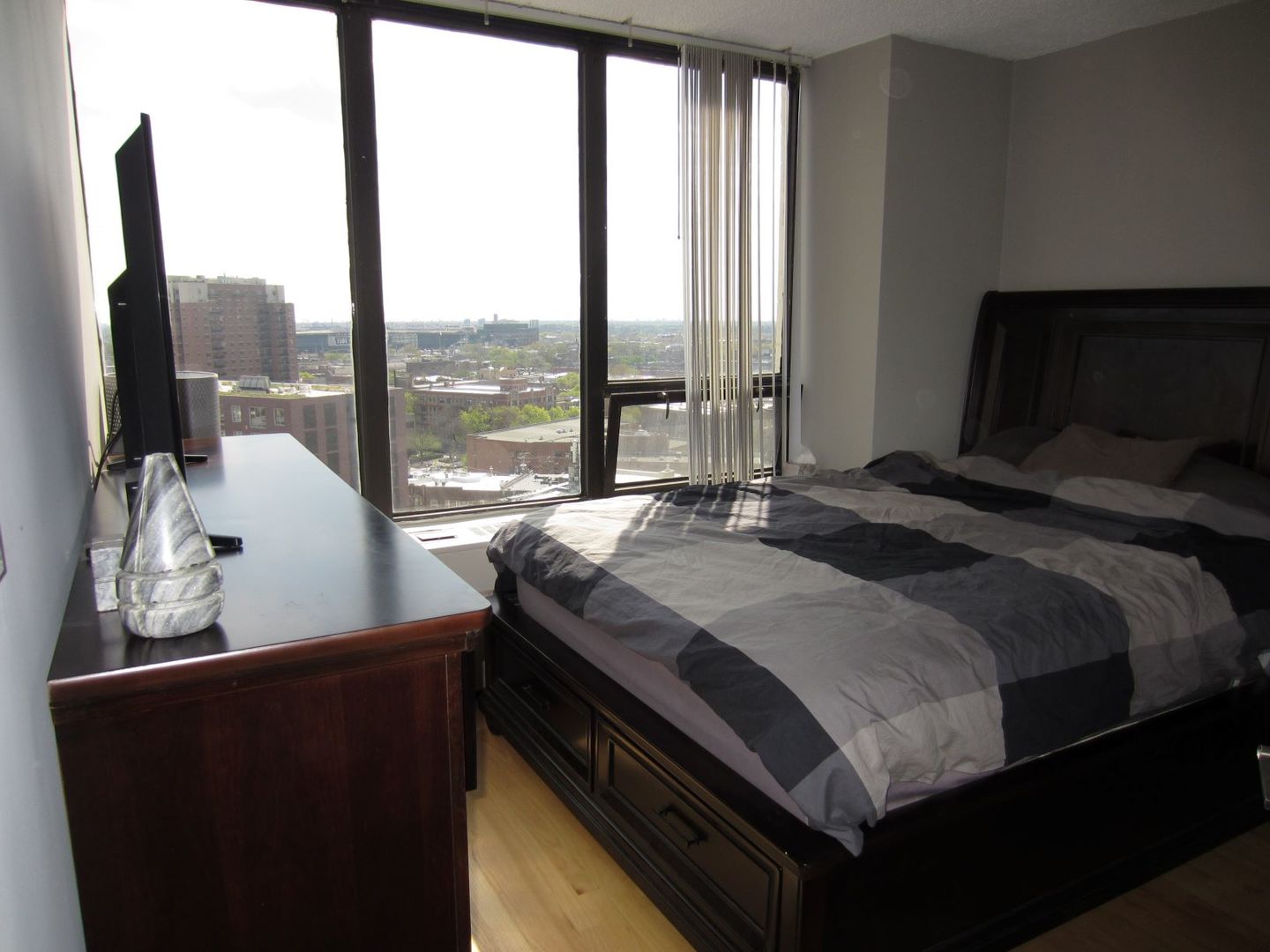 3930 N PINE GROVE Avenue Unit: 1608