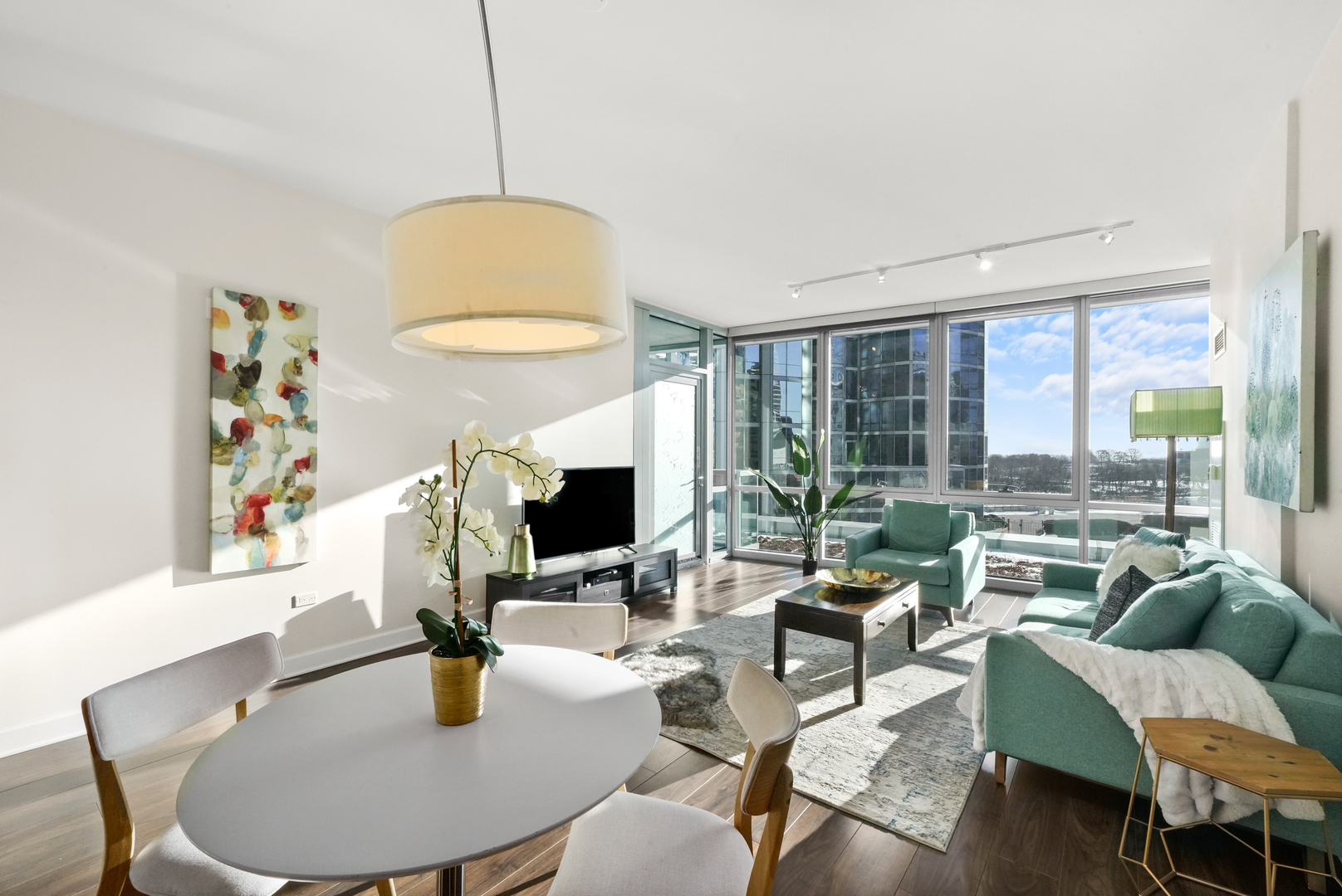 1201 S Prairie Avenue Unit: 604