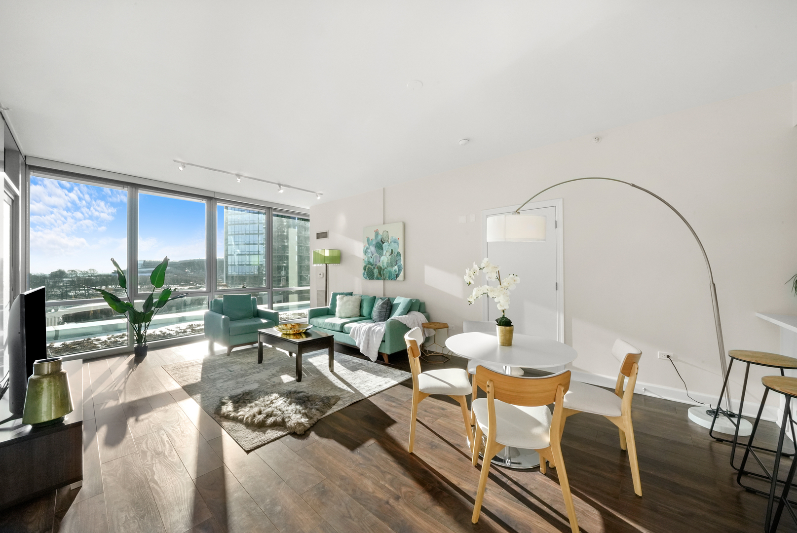 1201 S Prairie Avenue Unit: 604