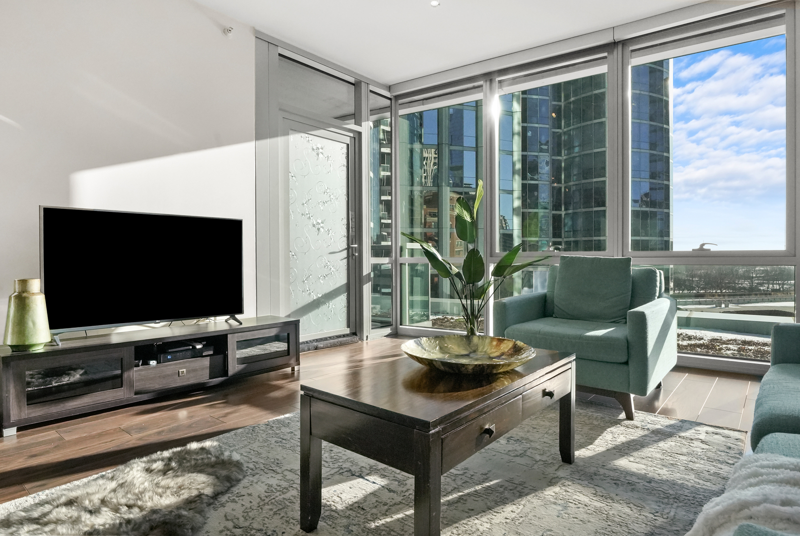 1201 S Prairie Avenue Unit: 604