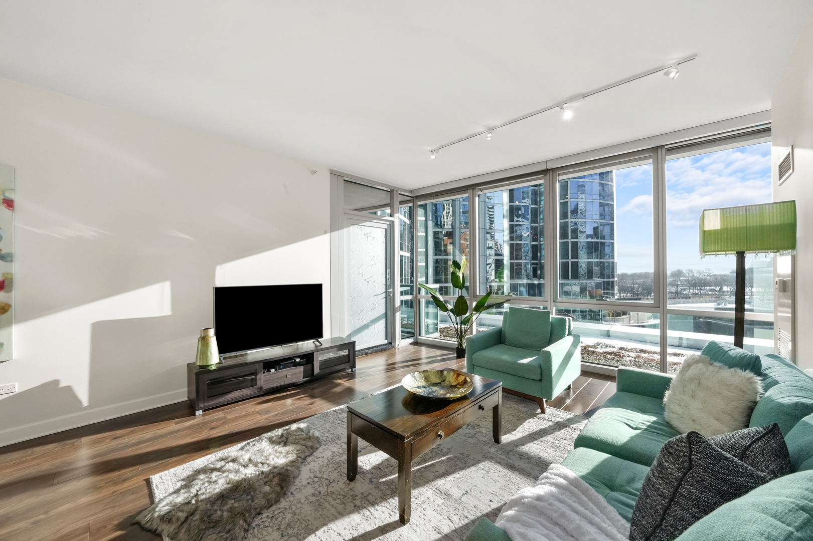 1201 S Prairie Avenue Unit: 604