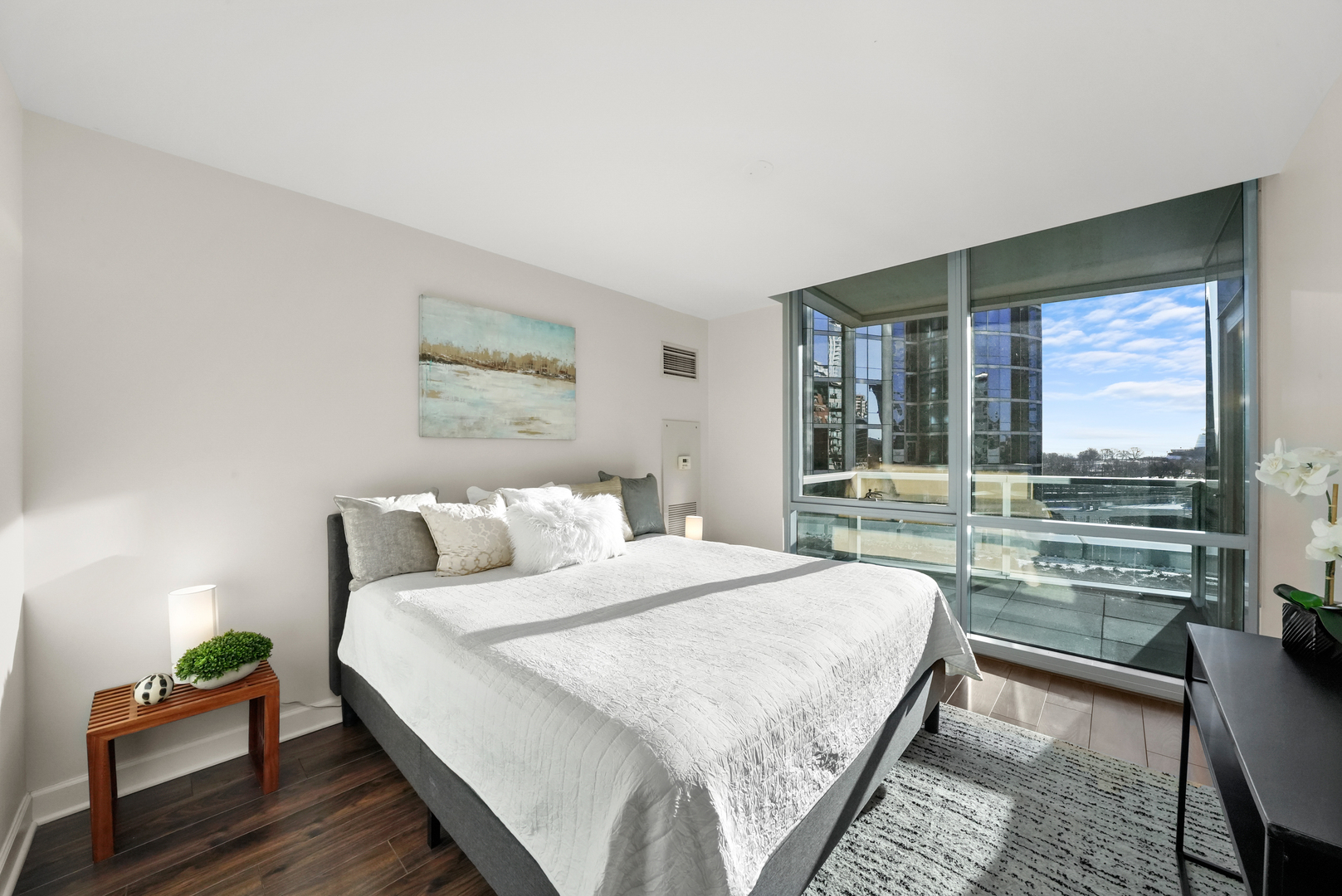 1201 S Prairie Avenue Unit: 604