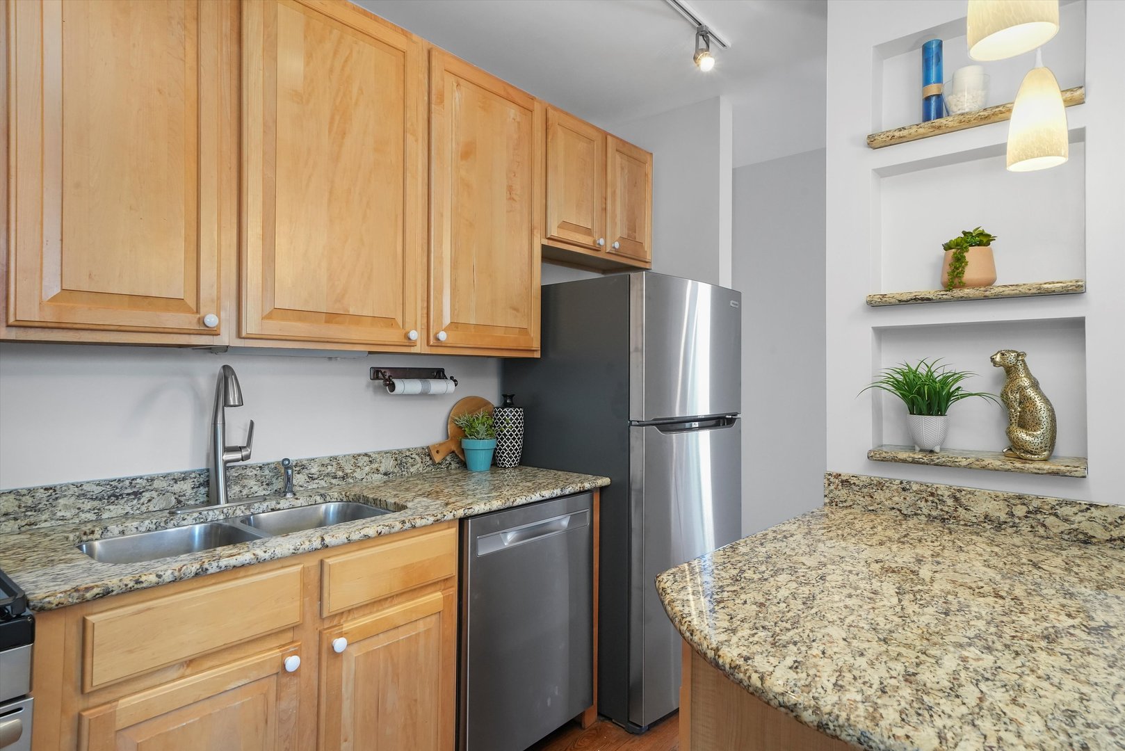 811 S LYTLE Street Unit: 216