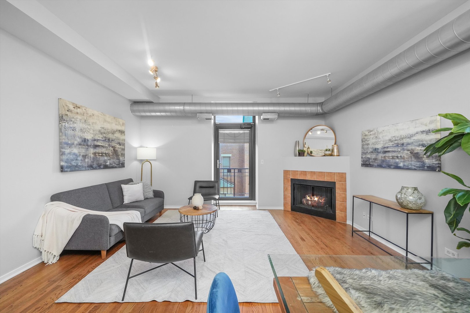811 S LYTLE Street Unit: 216