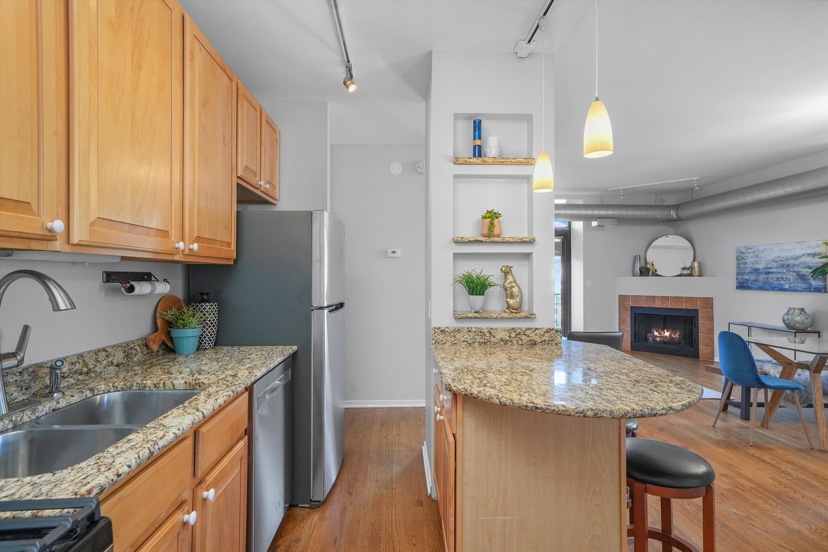 811 S LYTLE Street Unit: 216