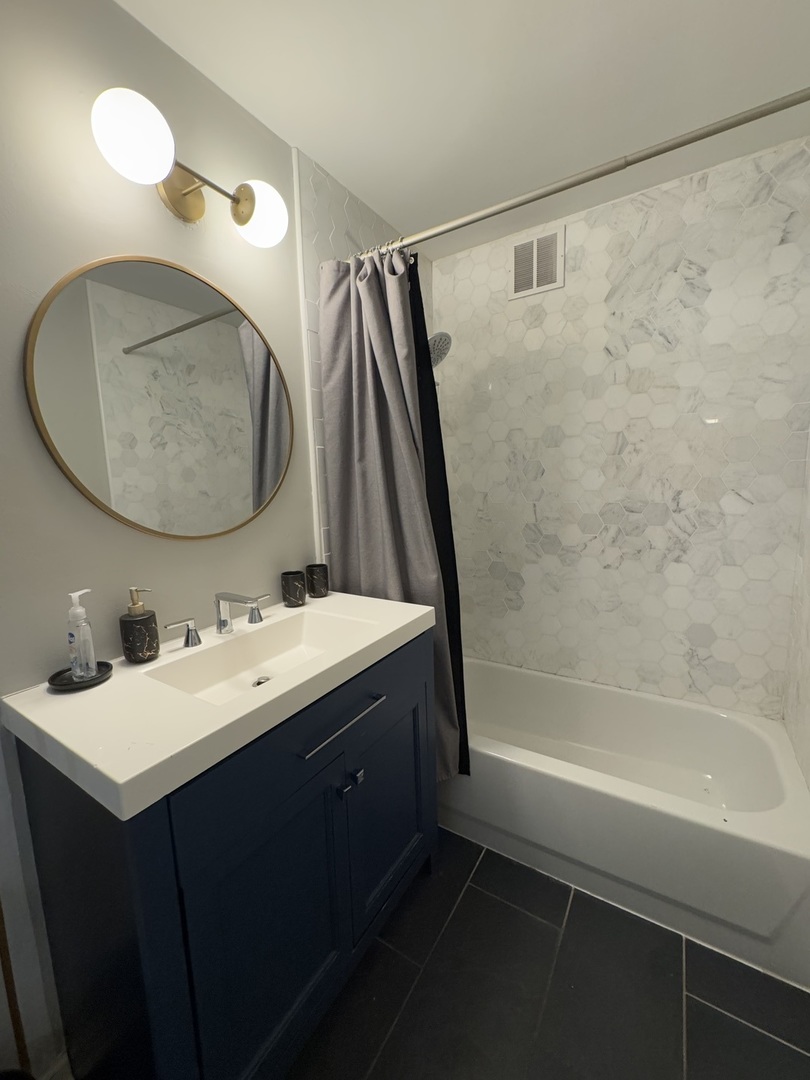 2 E ERIE Street Unit: 3710