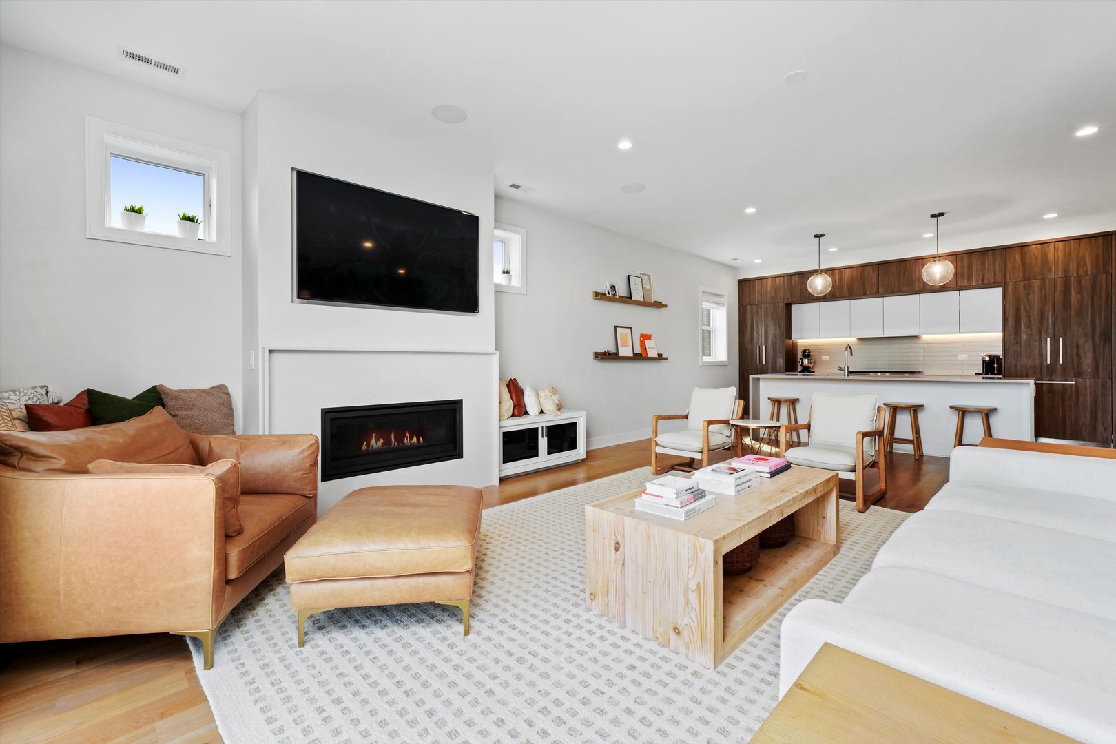 1211 W Belmont Avenue Unit: 2E