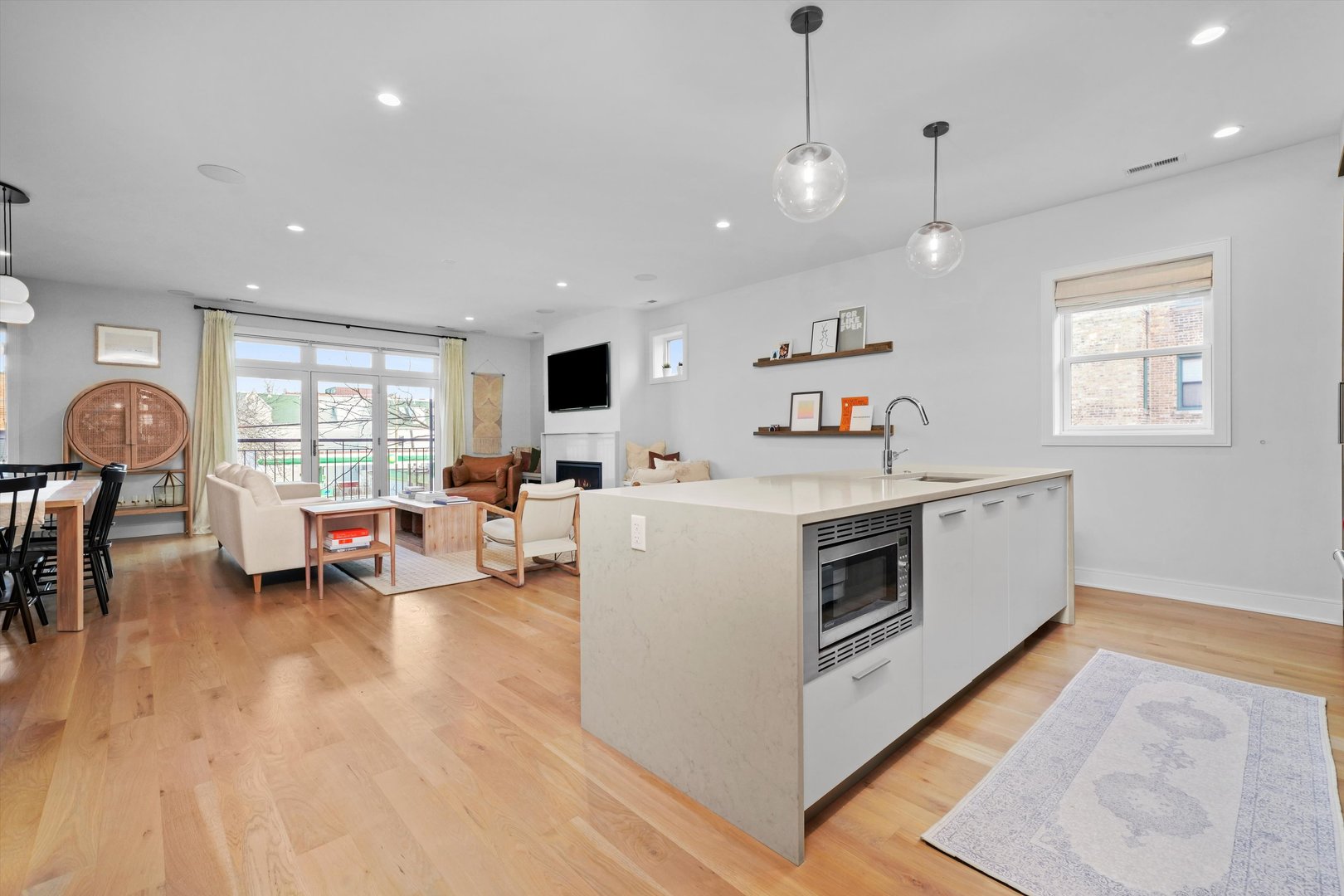 1211 W Belmont Avenue Unit: 2E