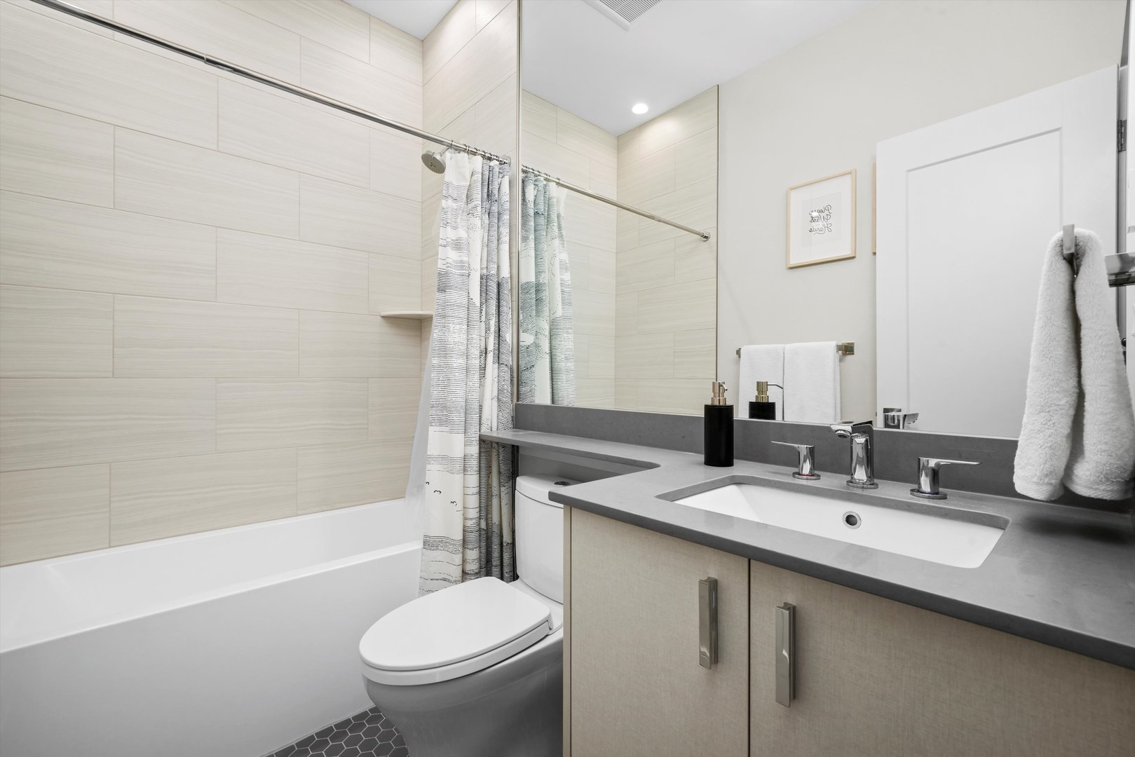 1211 W Belmont Avenue Unit: 2E