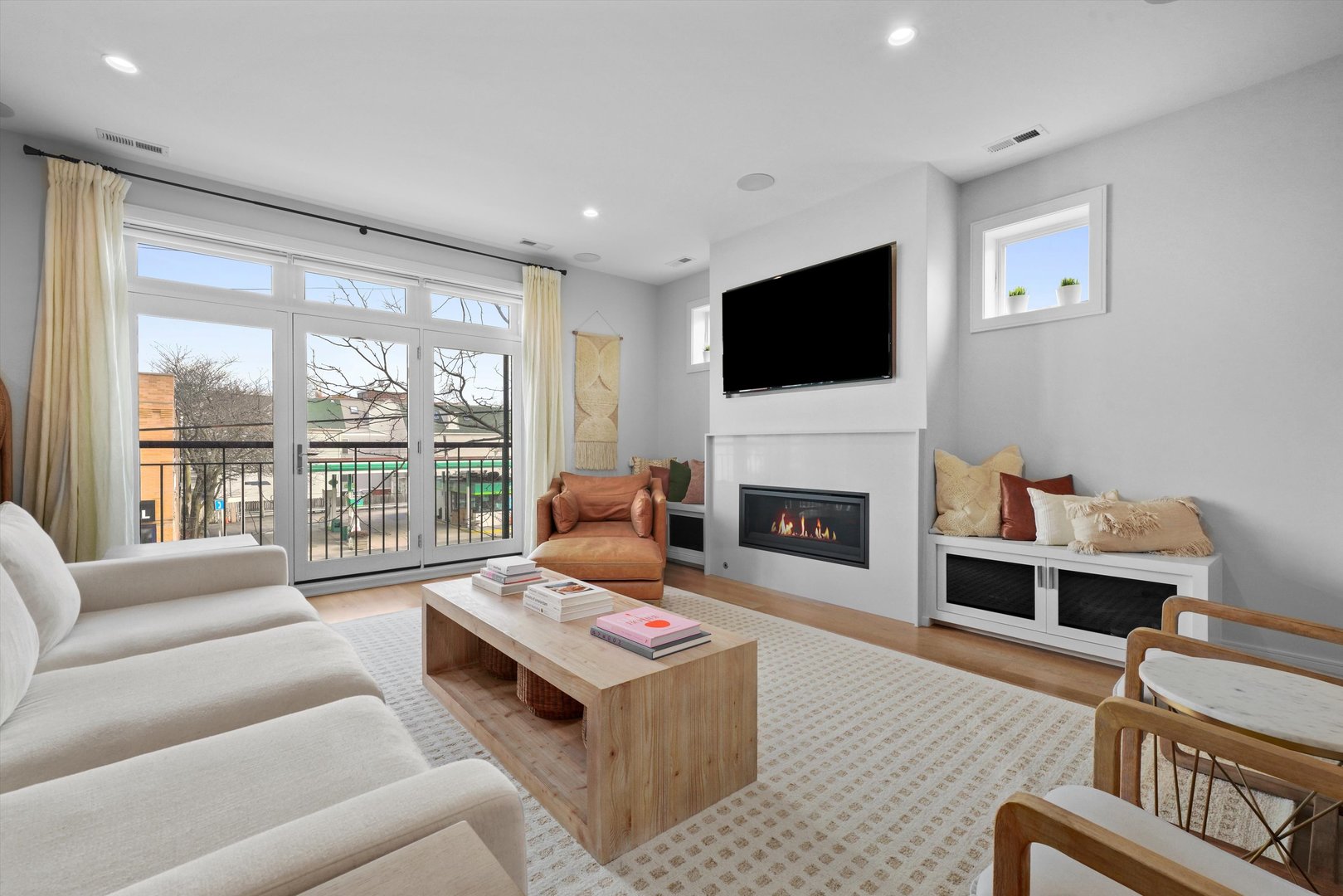 1211 W Belmont Avenue Unit: 2E