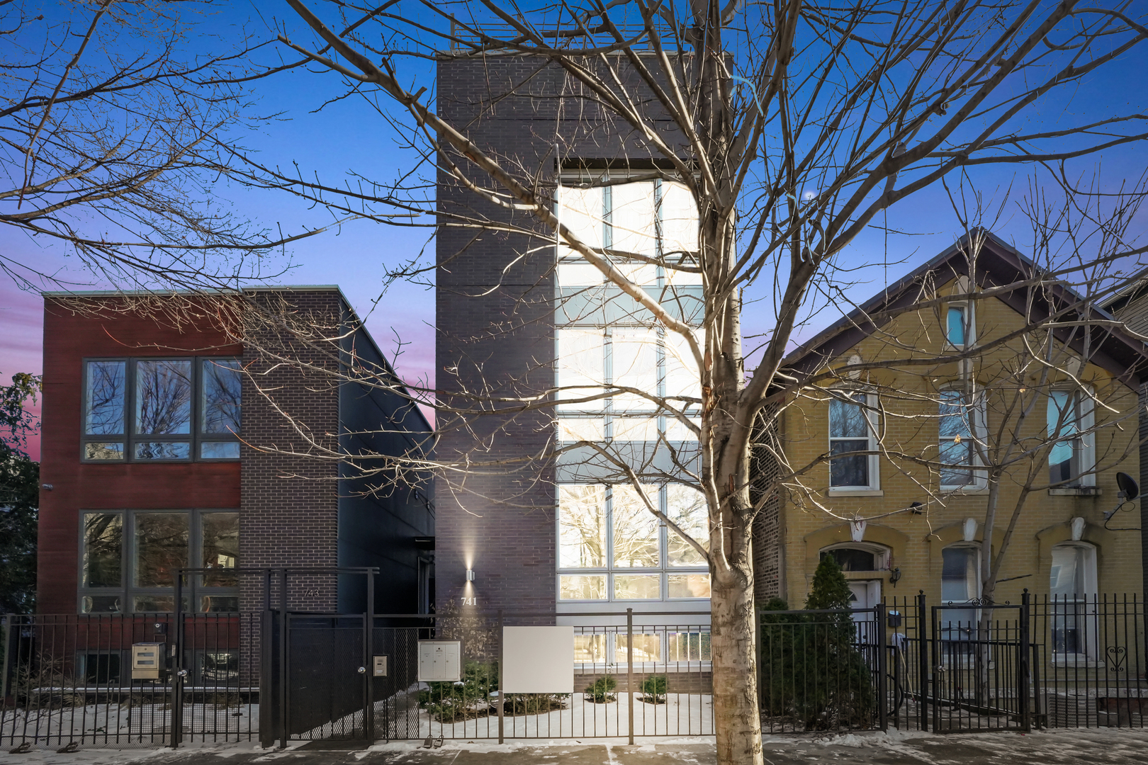 741 N ELIZABETH Street Unit: 1
