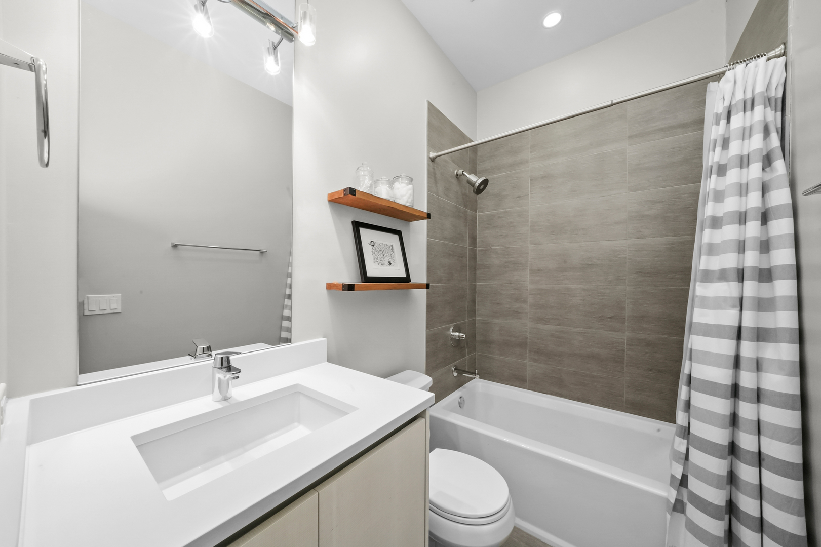 741 N ELIZABETH Street Unit: 1