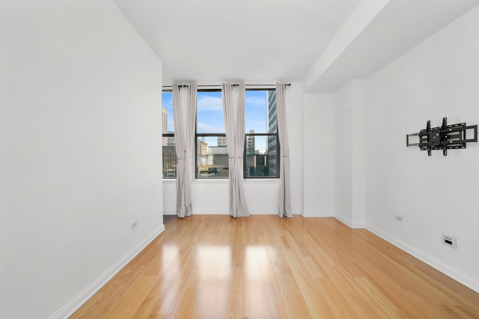 8 W Monroe Street Unit: 1401