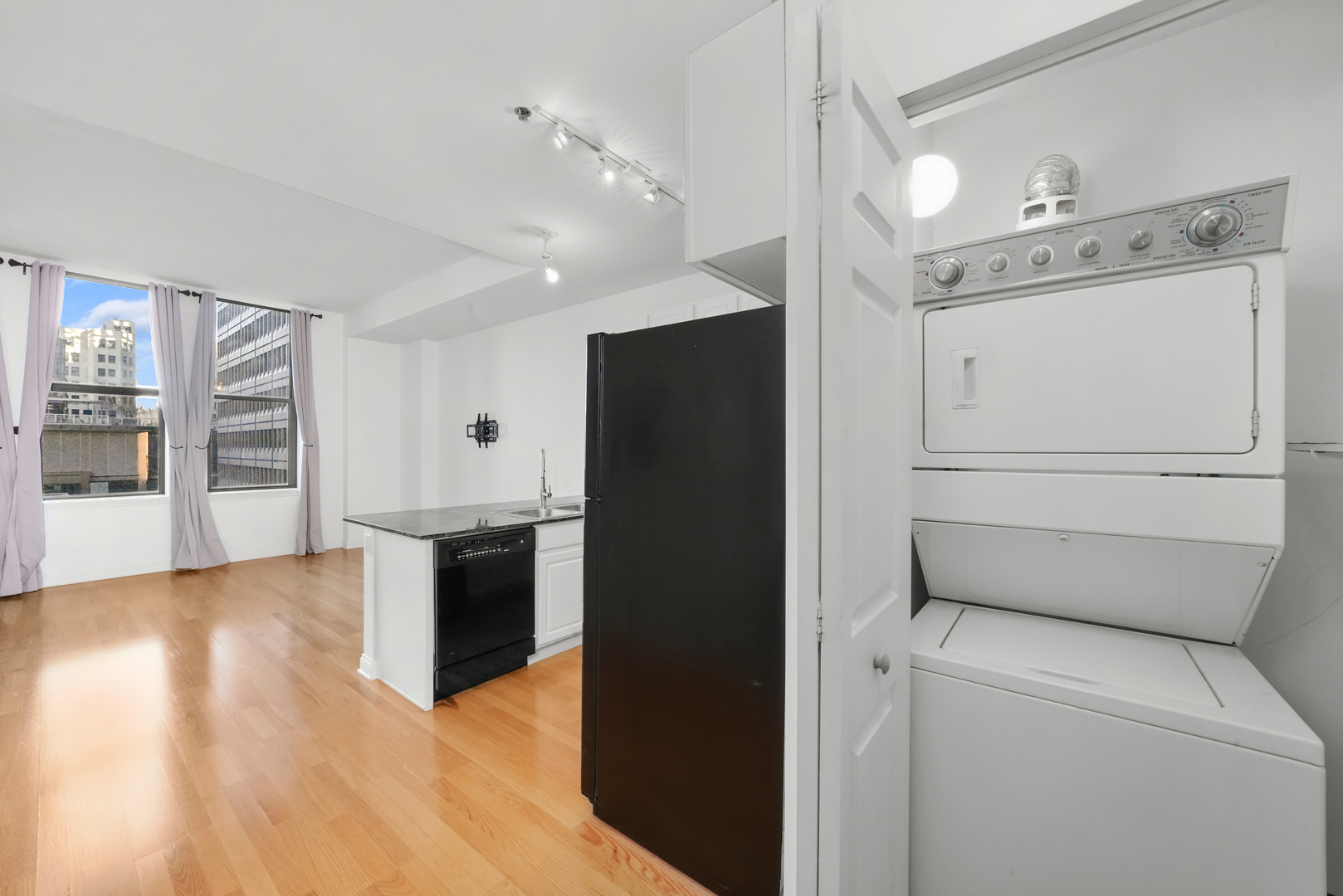 8 W Monroe Street Unit: 1401