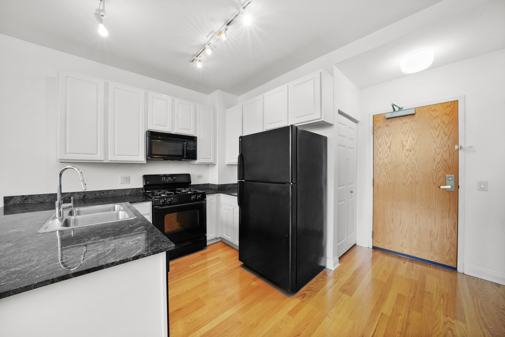 8 W Monroe Street Unit: 1401