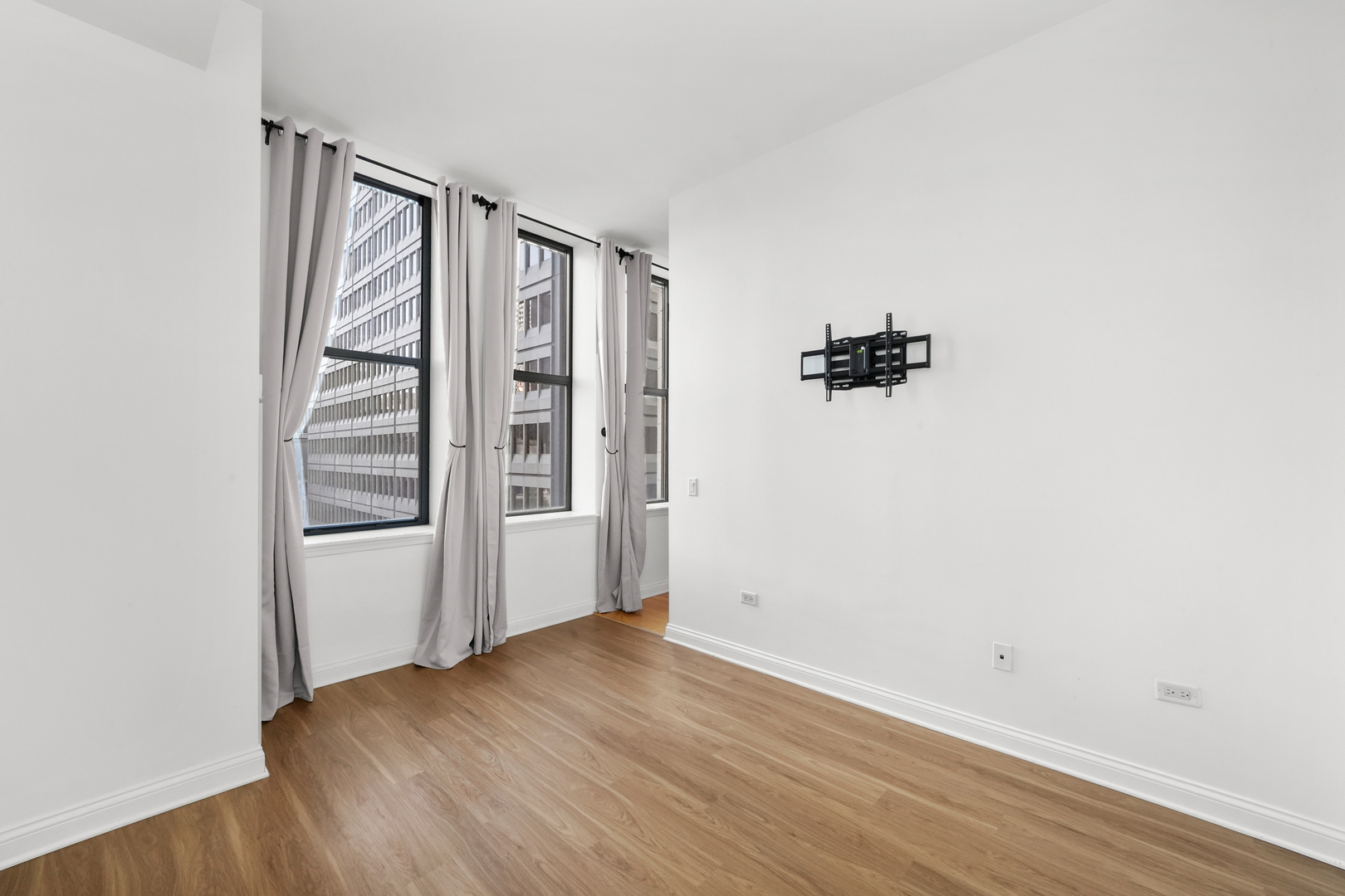 8 W Monroe Street Unit: 1401