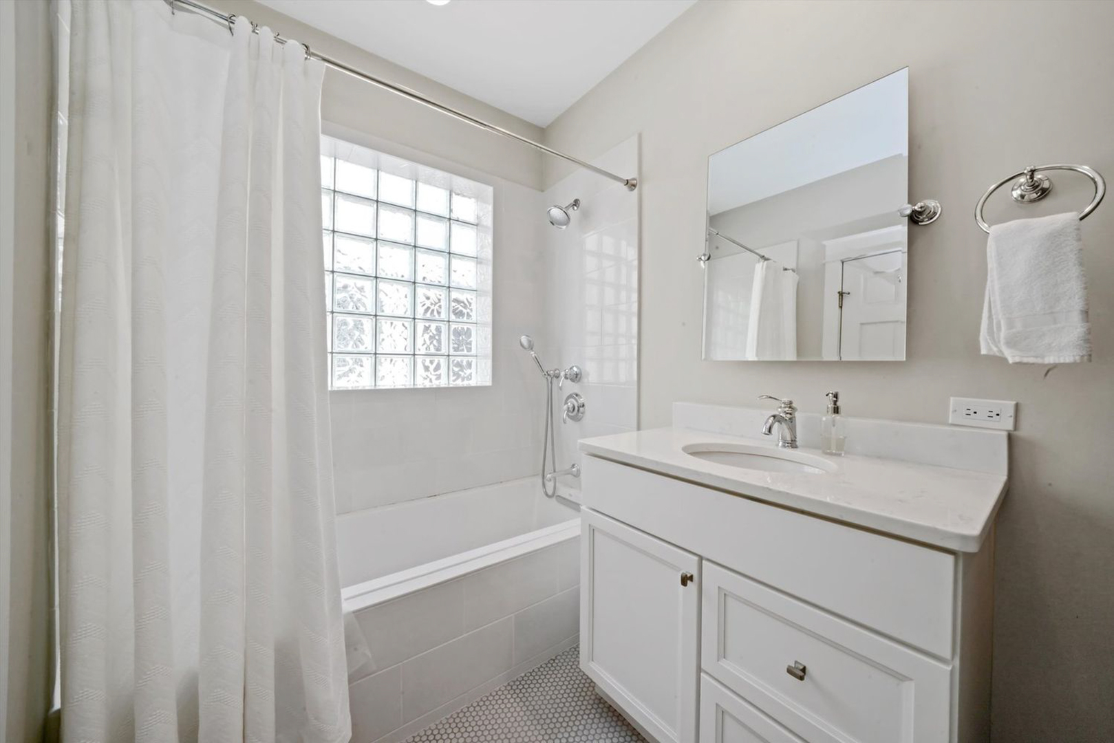 1316 W Fletcher Street Unit: 3E