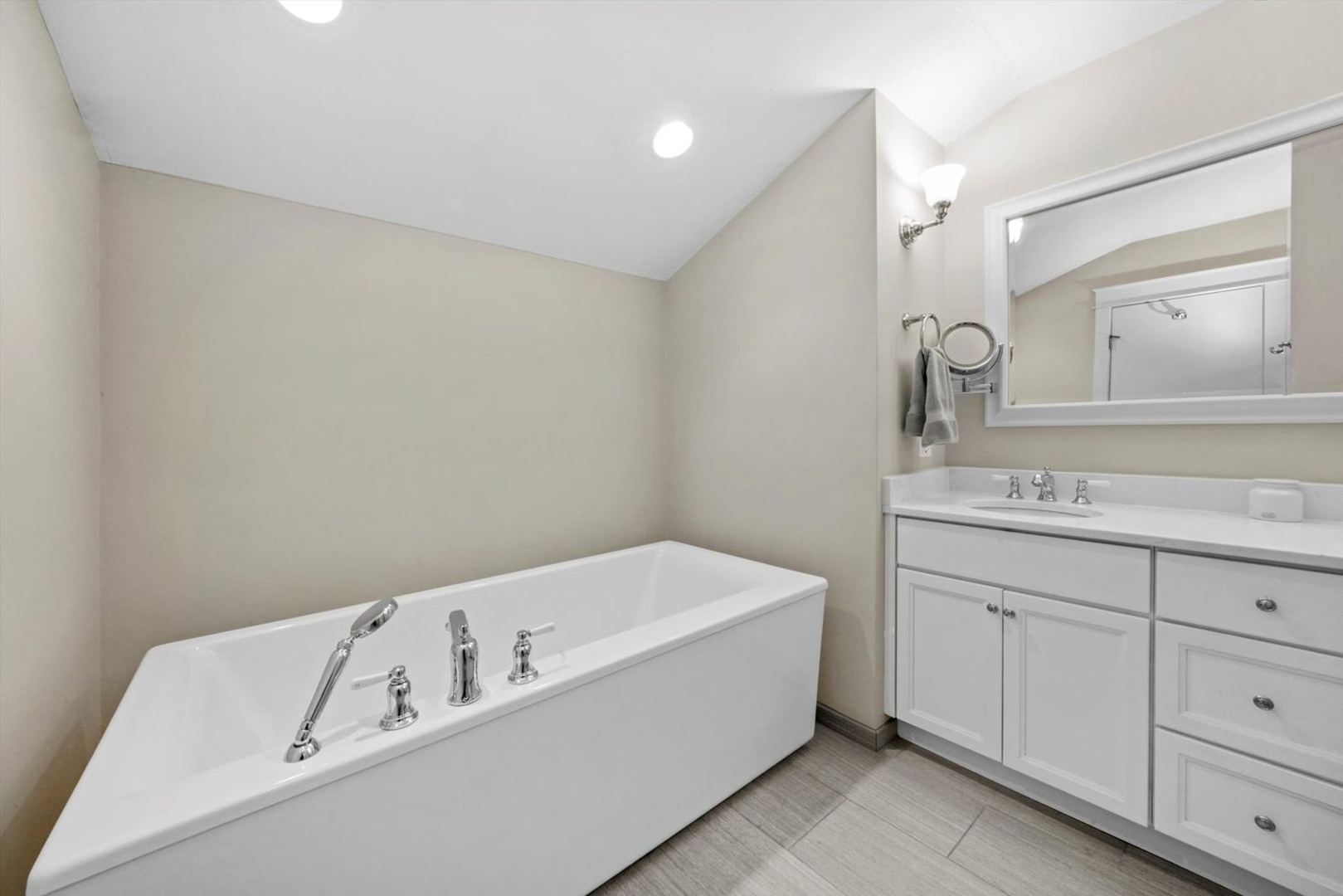 1316 W Fletcher Street Unit: 3E