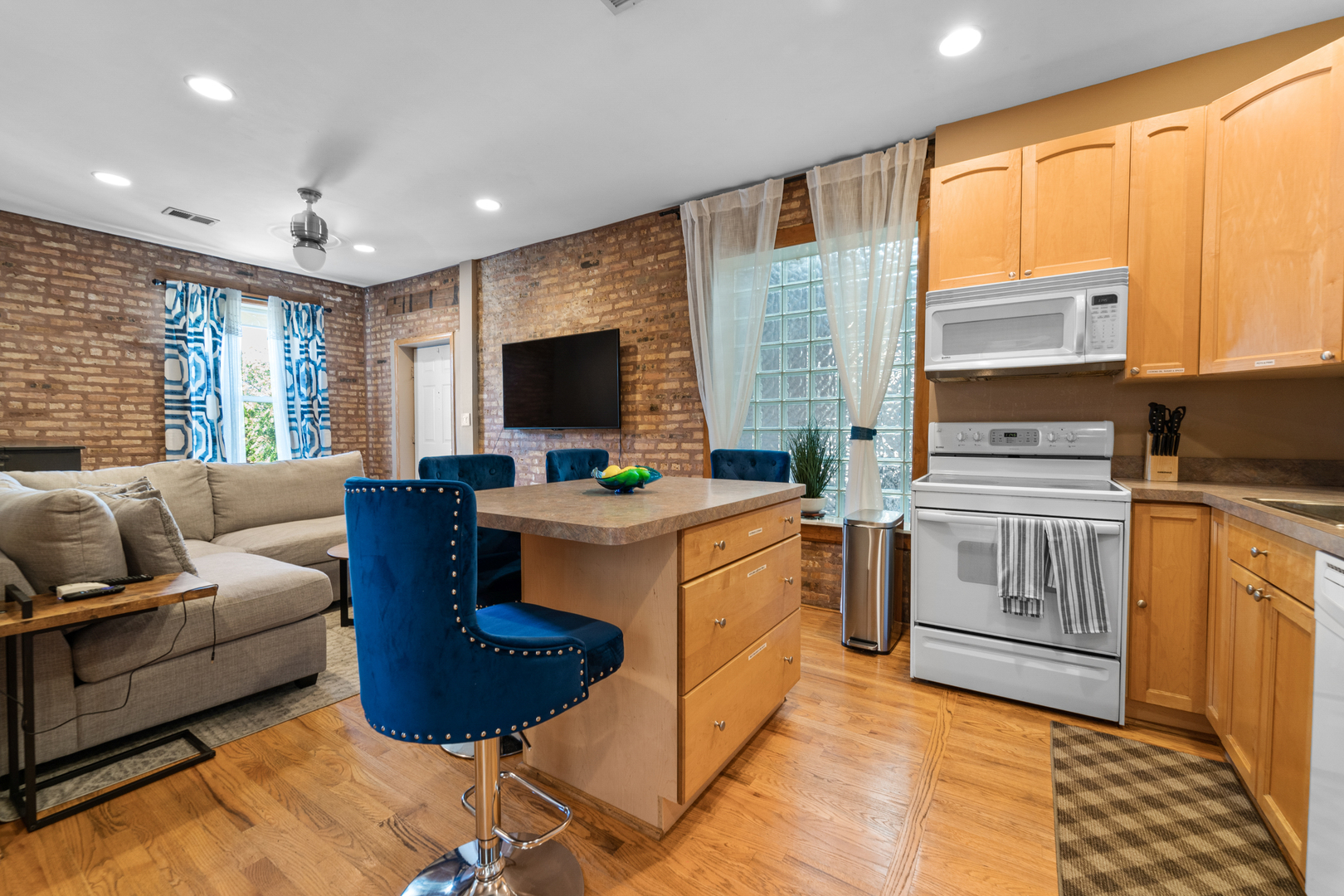 3914 N Broadway Street Unit: 3B