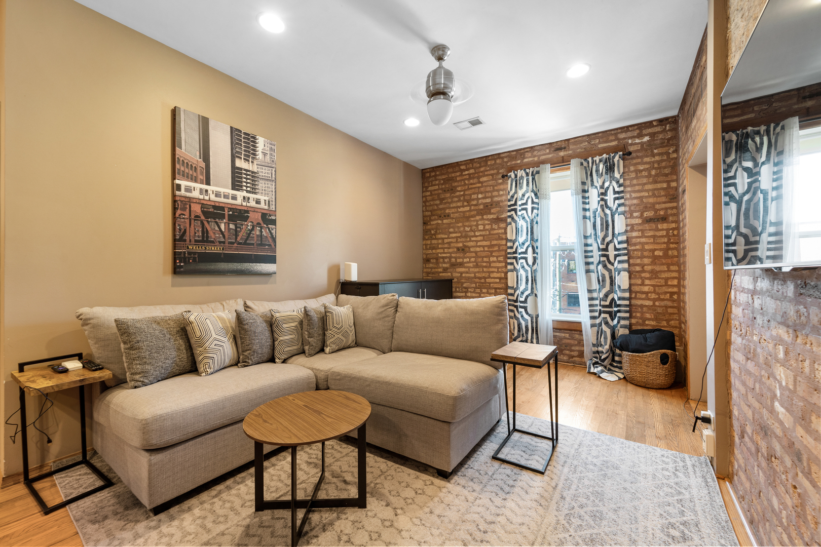 3914 N Broadway Street Unit: 3B