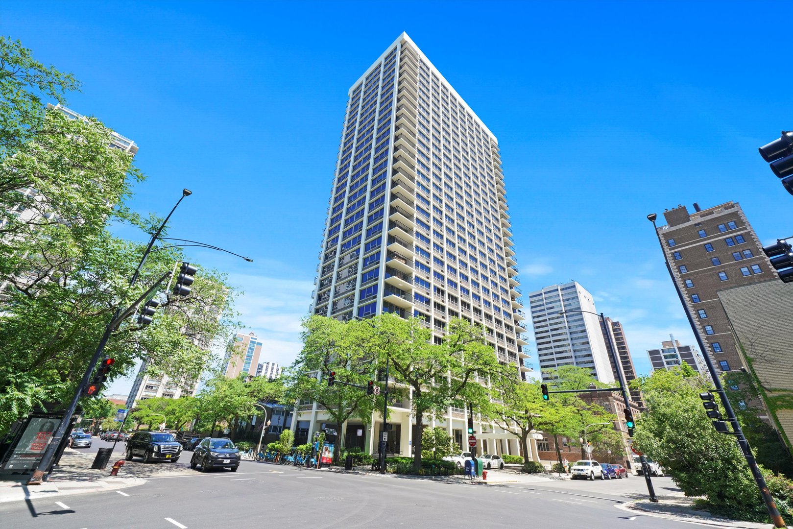 88 W Schiller Street Unit: 1801