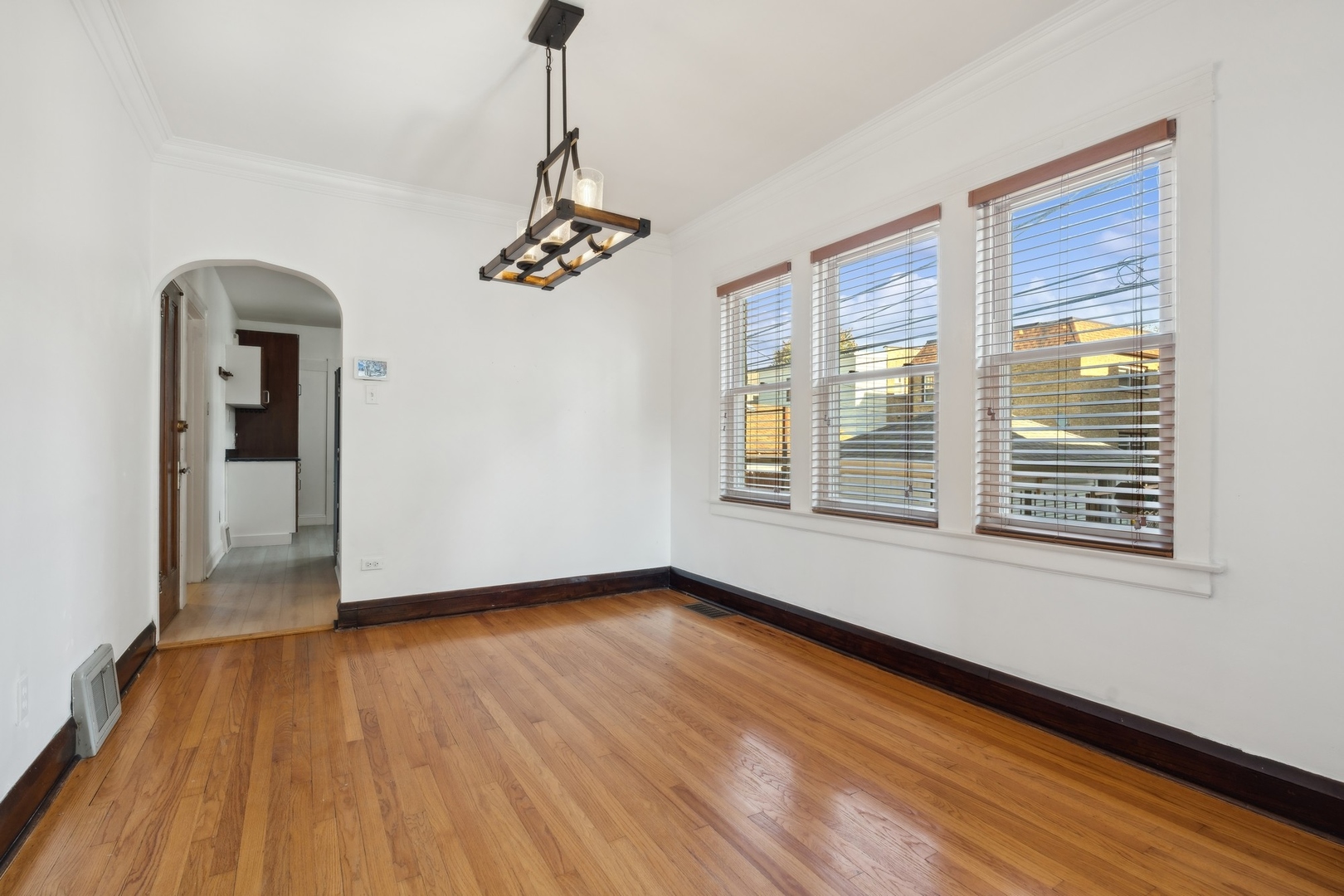 5514 W Newport Avenue