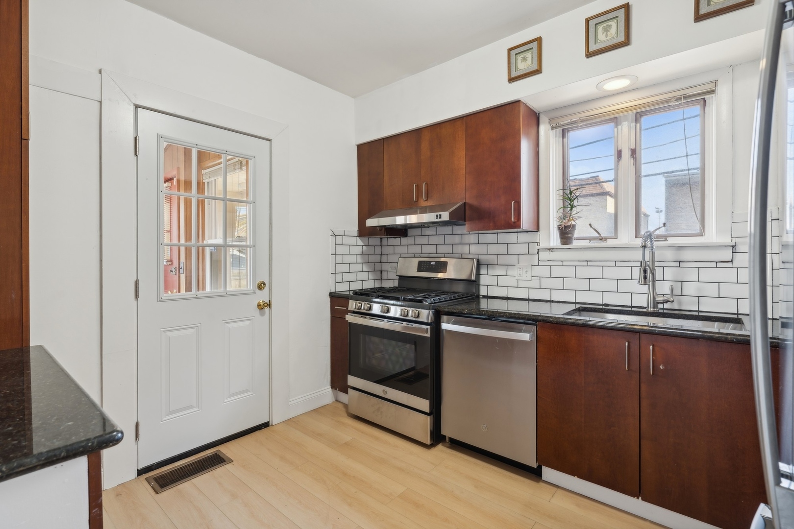 5514 W Newport Avenue