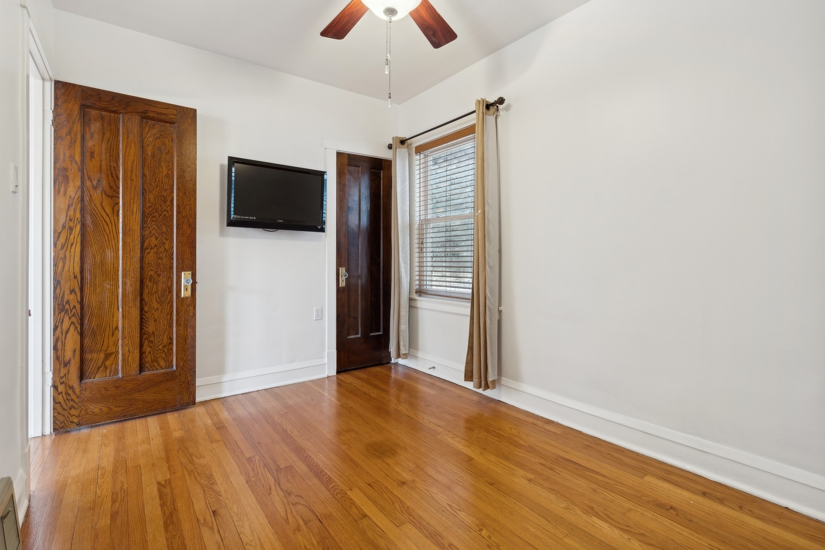 5514 W Newport Avenue