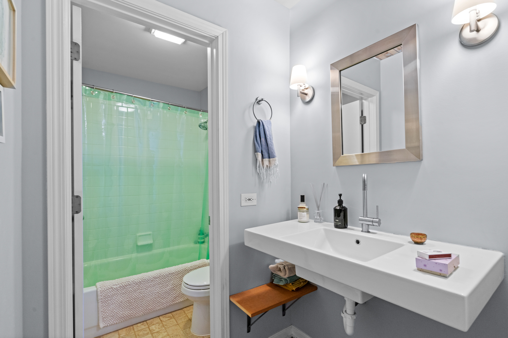 1701 N DAMEN Avenue Unit: 305