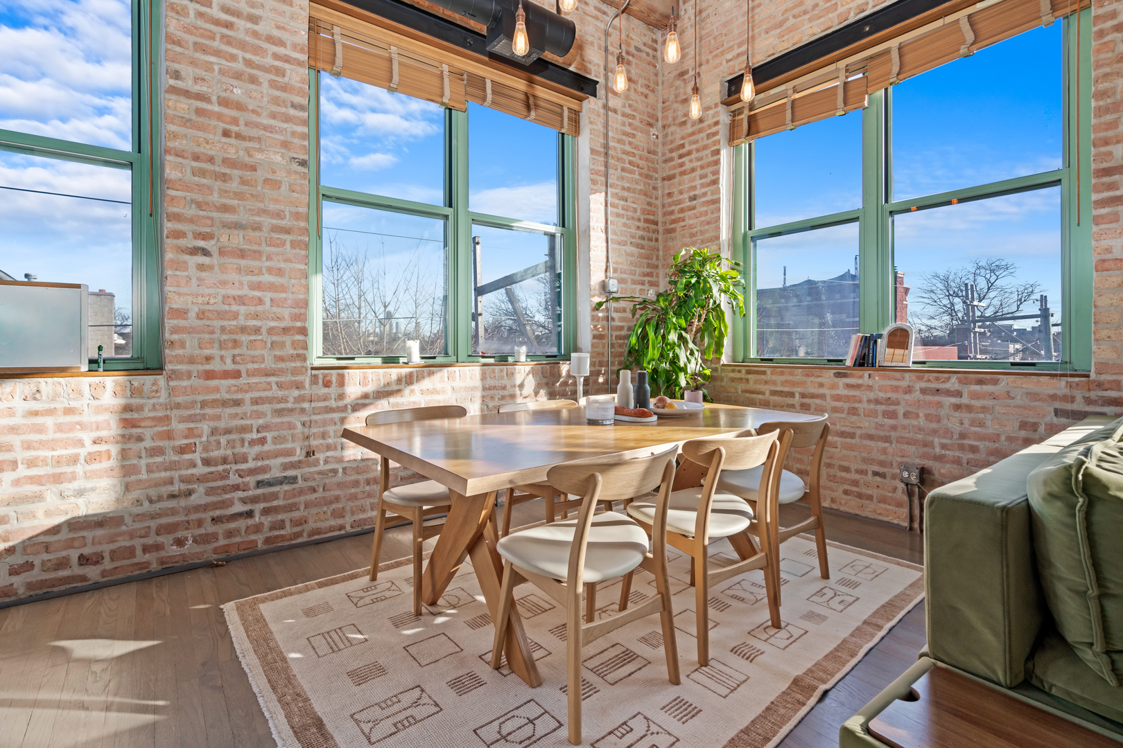 1701 N DAMEN Avenue Unit: 305