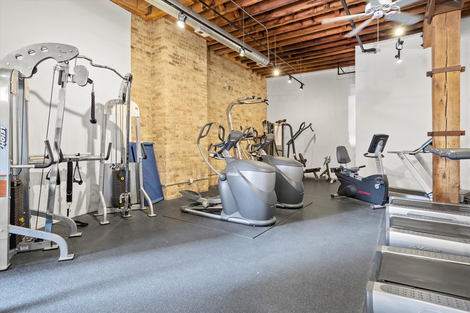 226 N CLINTON Street Unit: 220