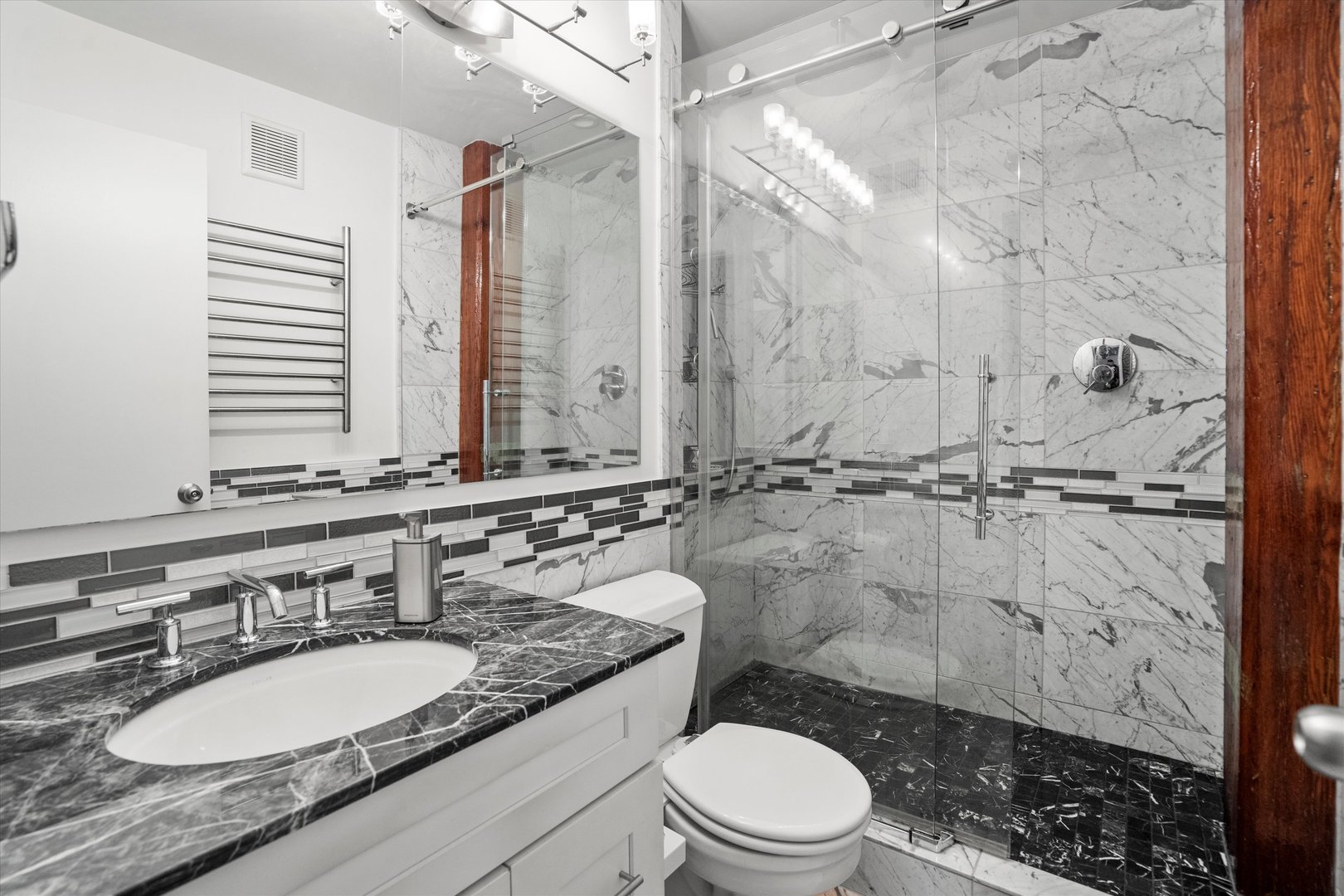 226 N CLINTON Street Unit: 220