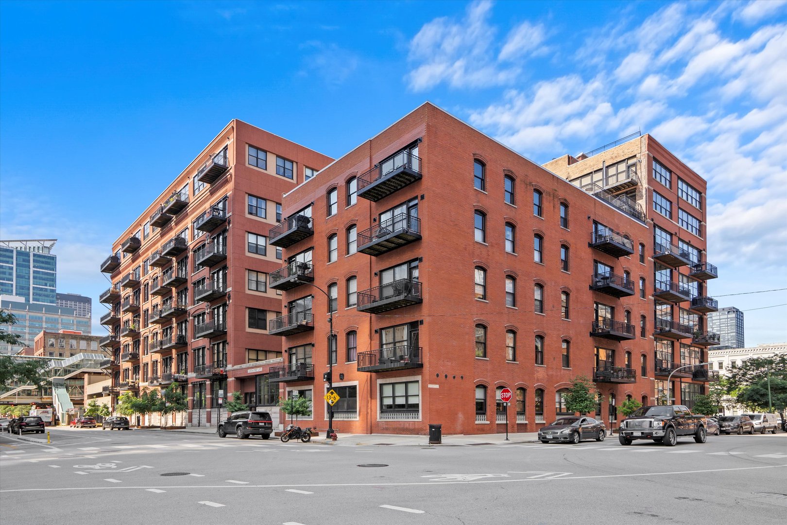 226 N CLINTON Street Unit: 220