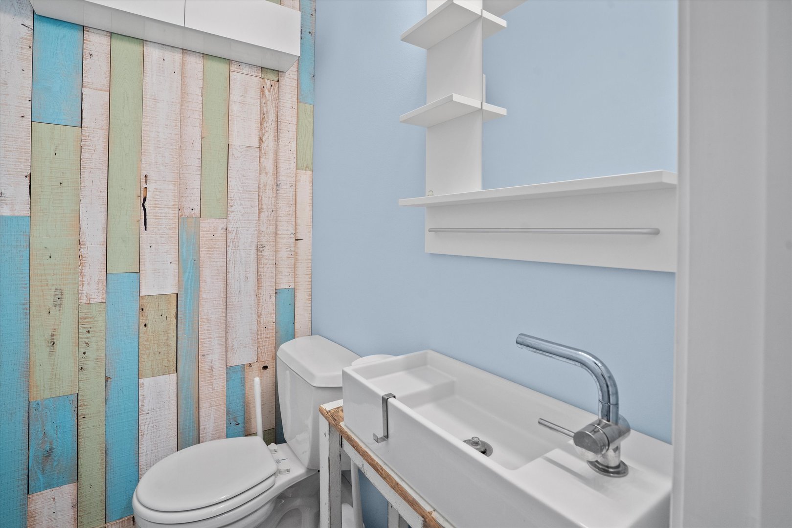 226 N CLINTON Street Unit: 220