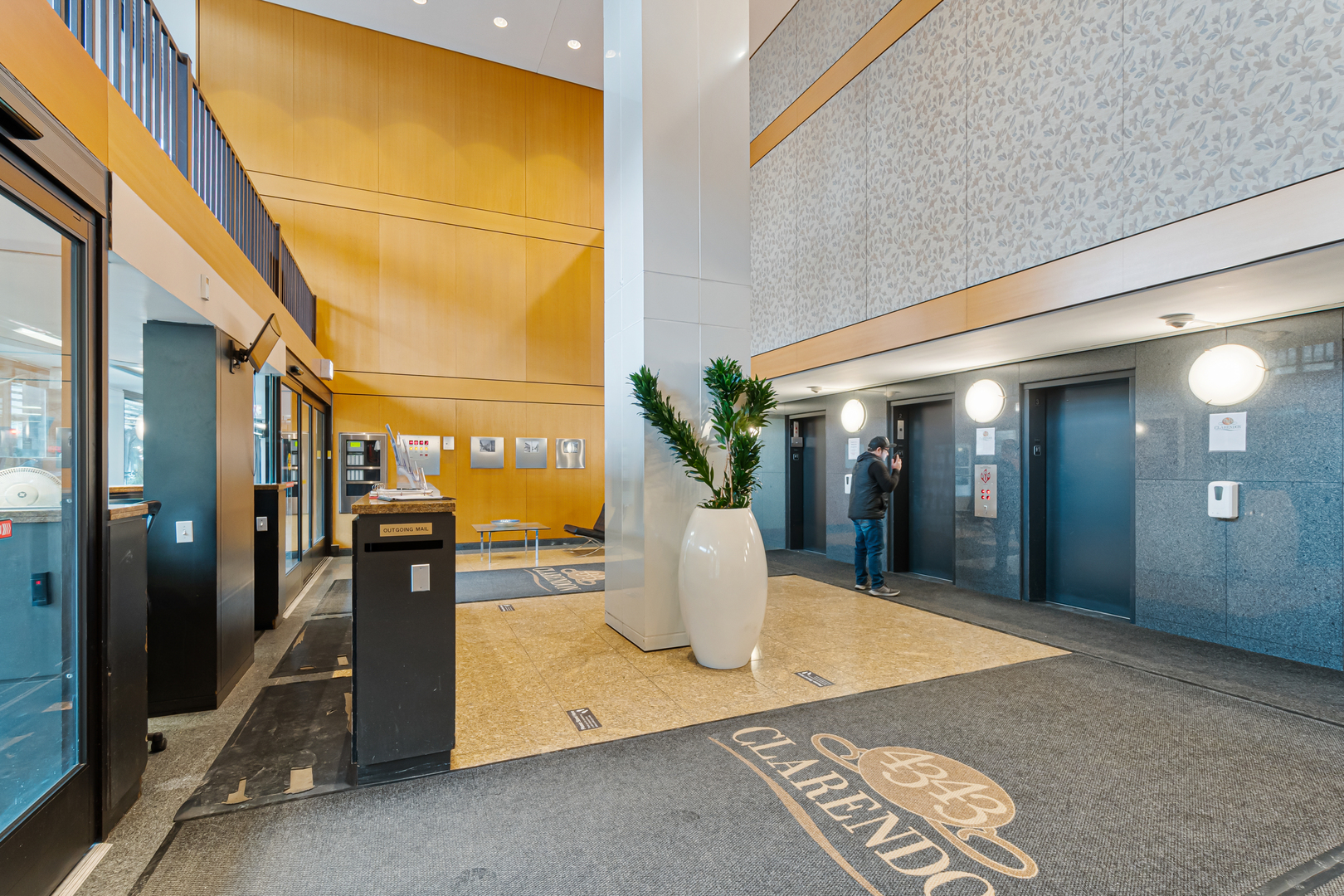 4343 N Clarendon Avenue Unit: 1505