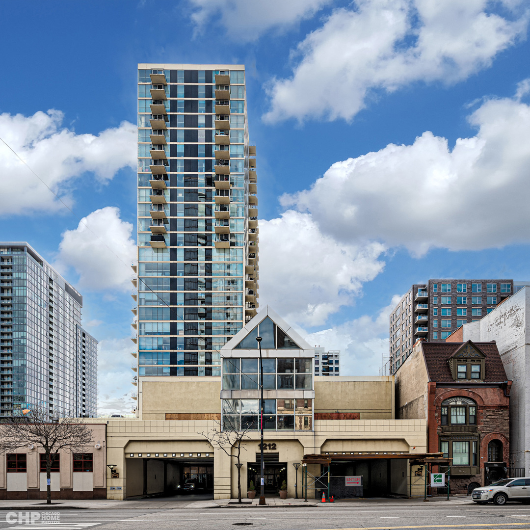 1212 N LaSalle Street Unit: 1705