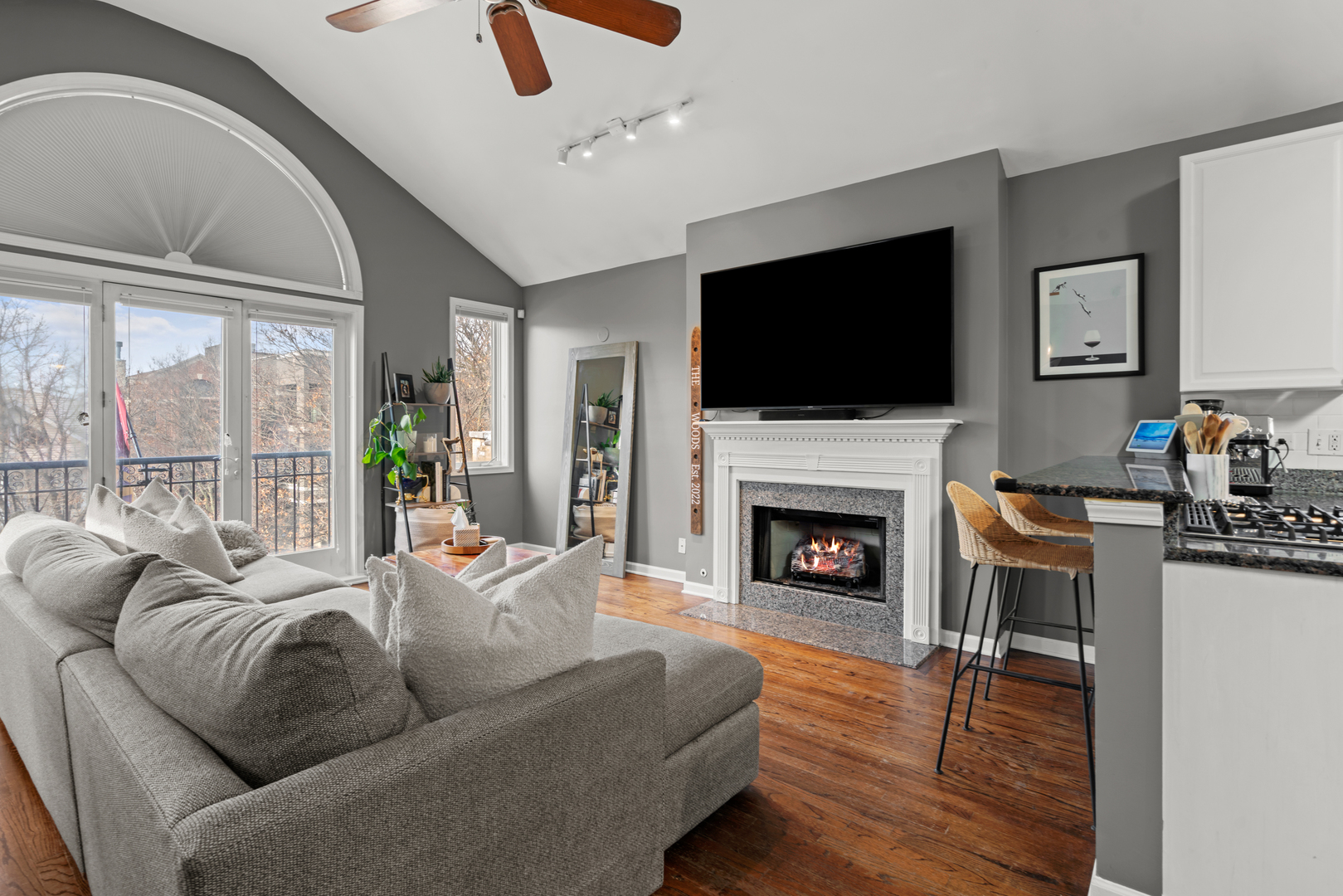 3041 N RACINE Avenue Unit: 3