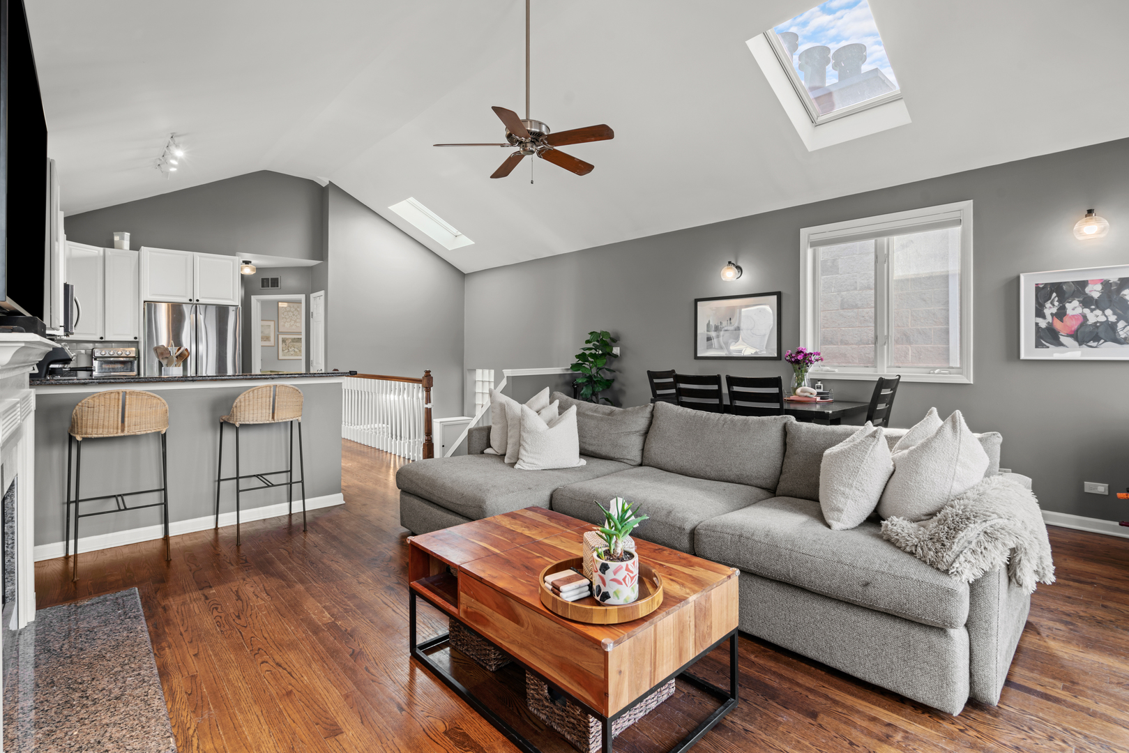 3041 N RACINE Avenue Unit: 3