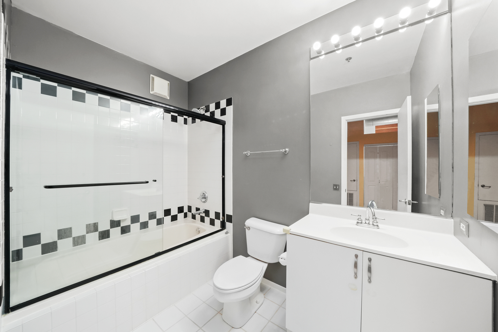 728 W Jackson Boulevard Unit: 324