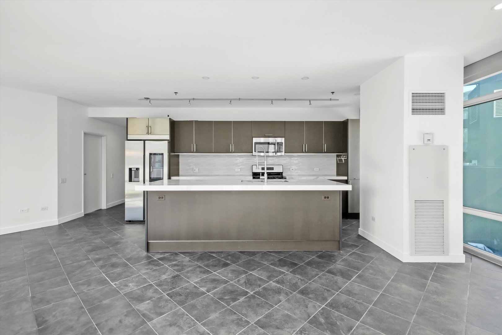 510 W ERIE Street Unit: 601