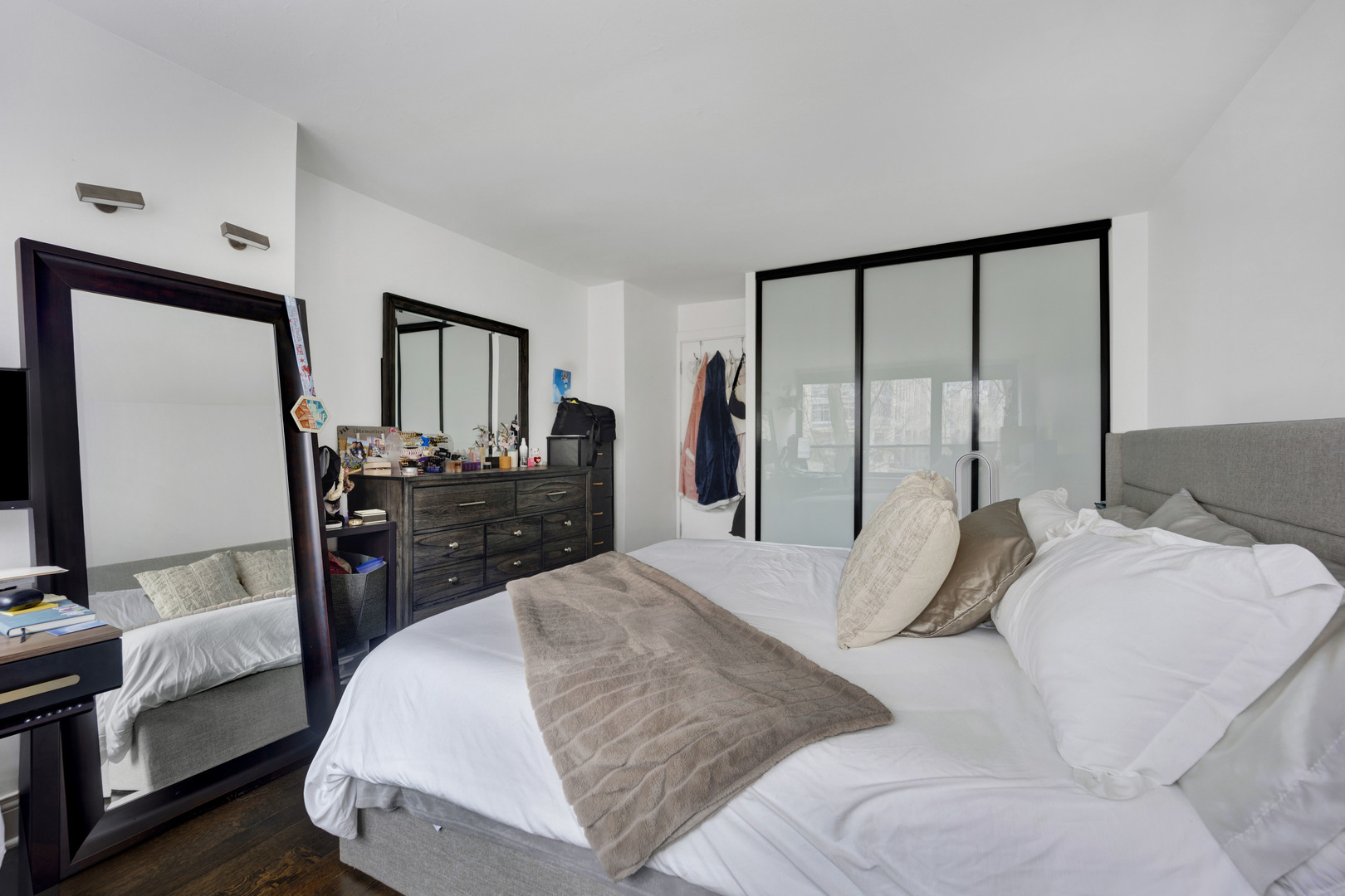 222 E PEARSON Street Unit: 204