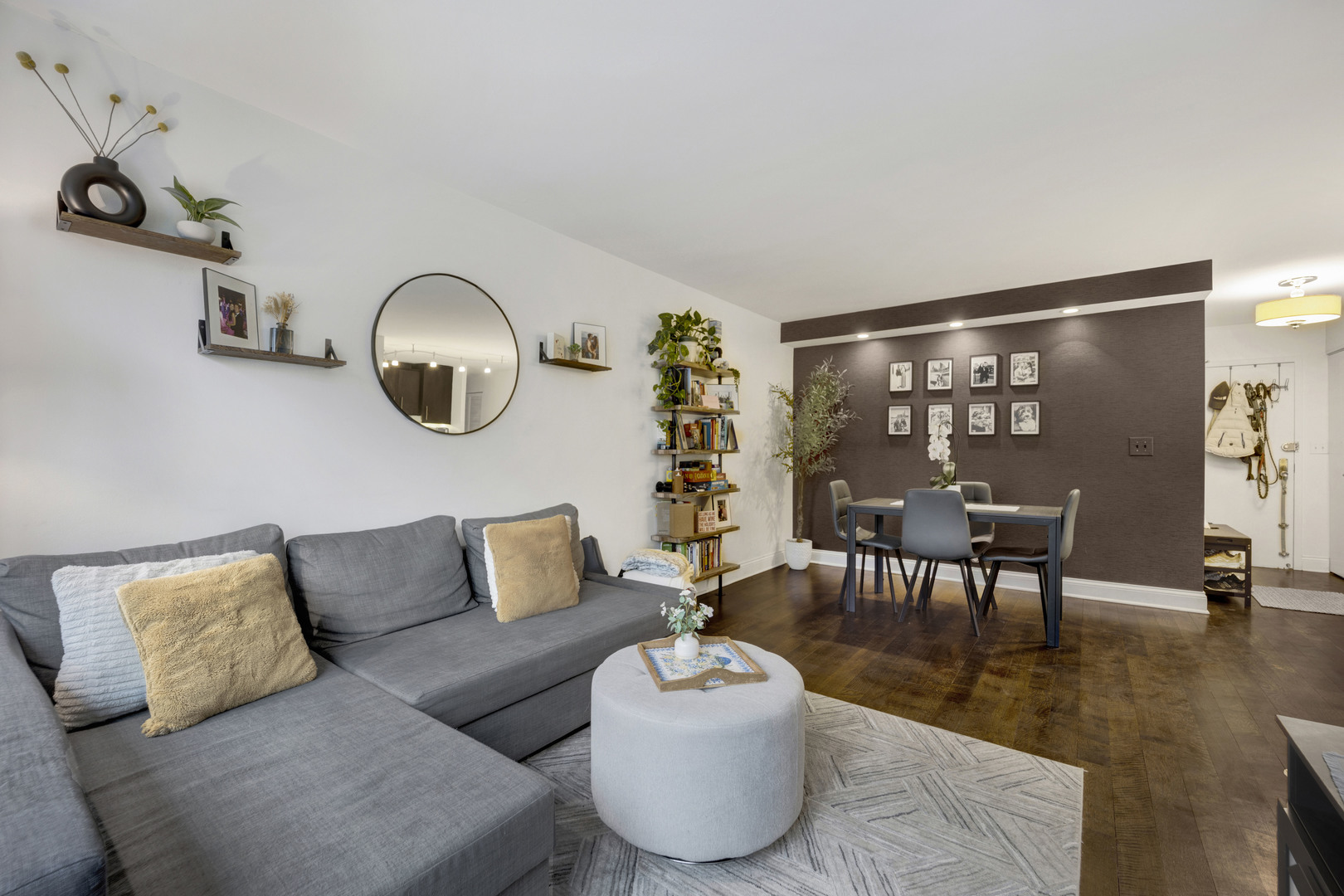 222 E PEARSON Street Unit: 204