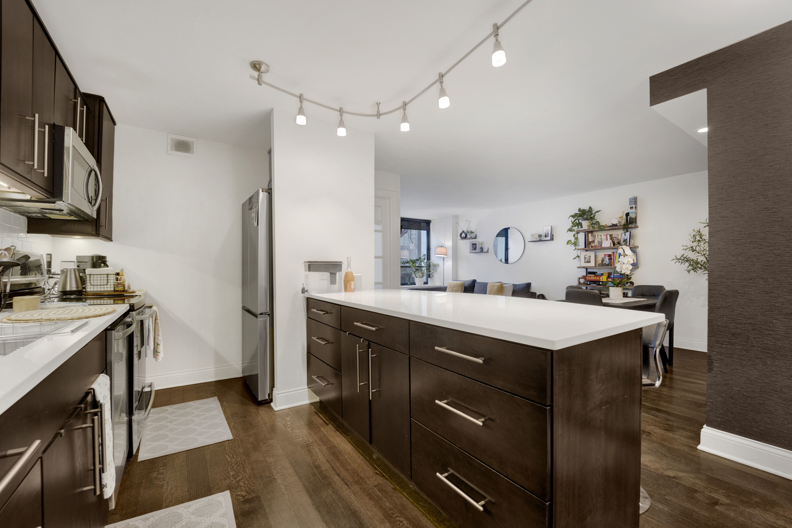 222 E PEARSON Street Unit: 204