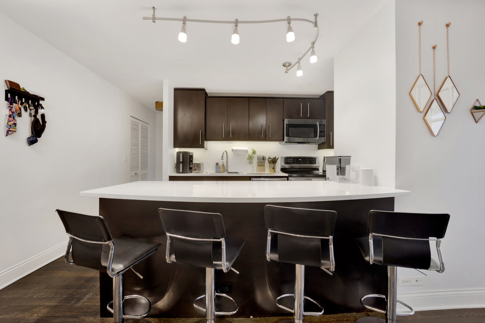 222 E PEARSON Street Unit: 204