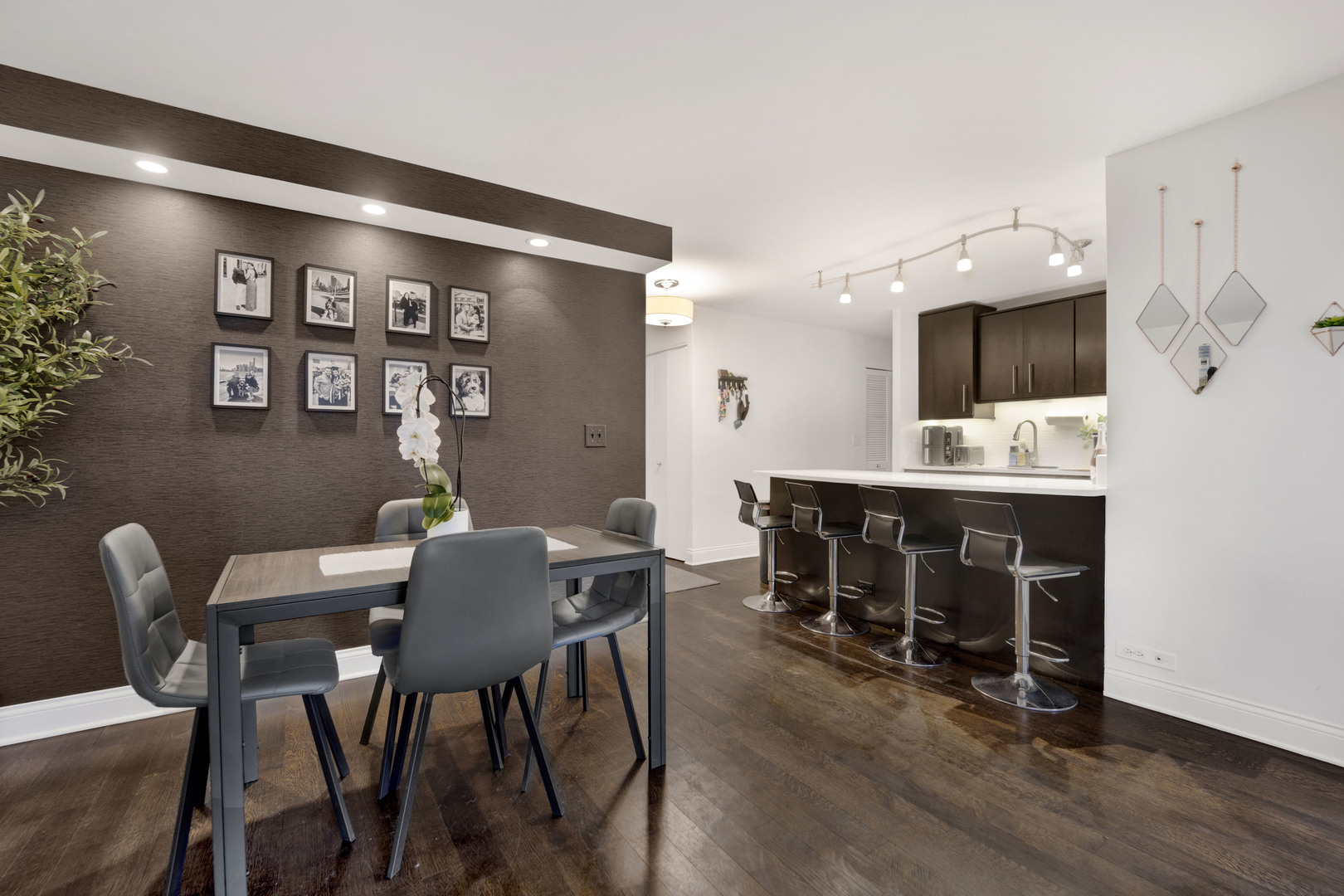 222 E PEARSON Street Unit: 204