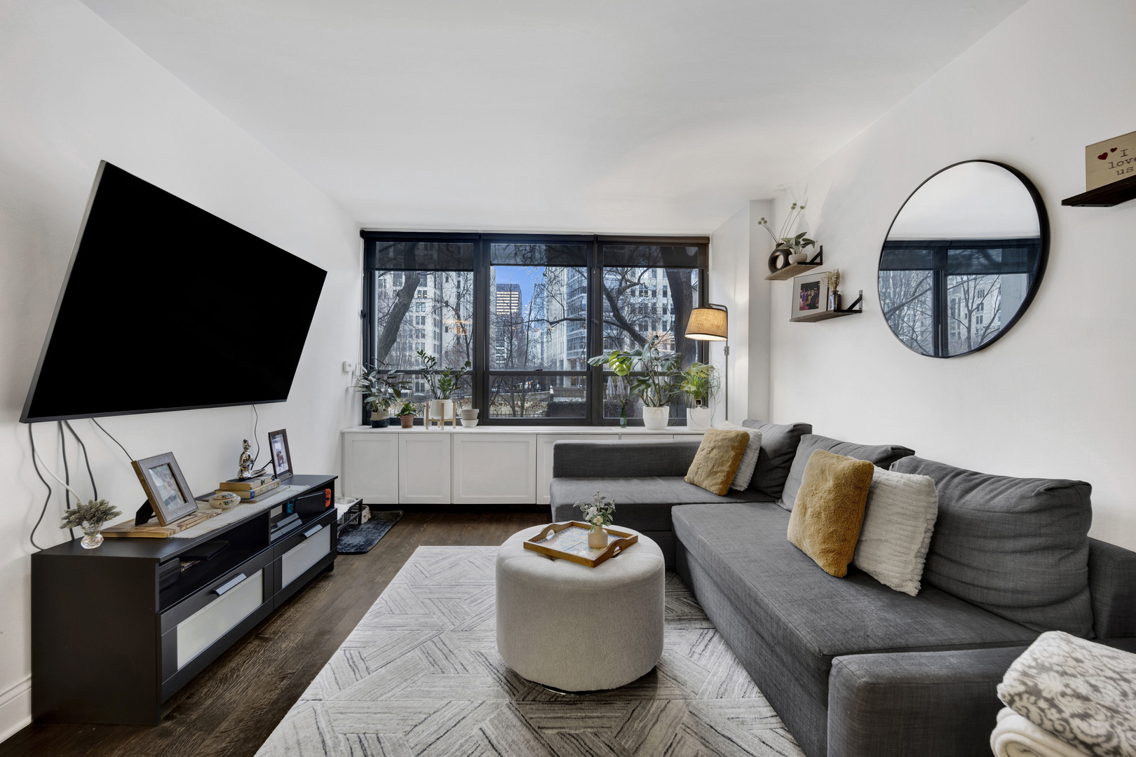 222 E PEARSON Street Unit: 204